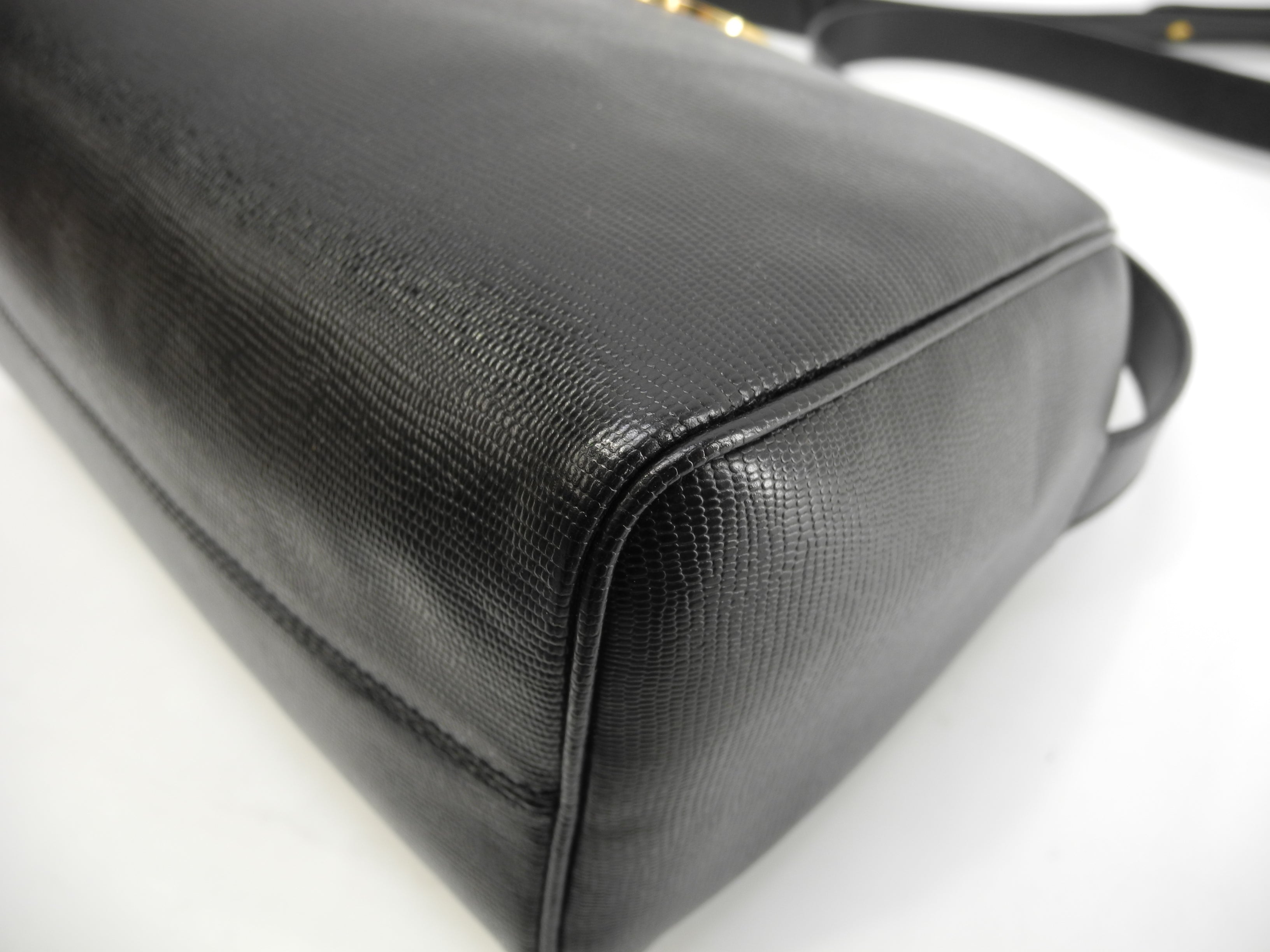 Celine pochette vintage, pelle nera, hardware color oro, logo circolare, raro, eccellenti condizioni @ 15