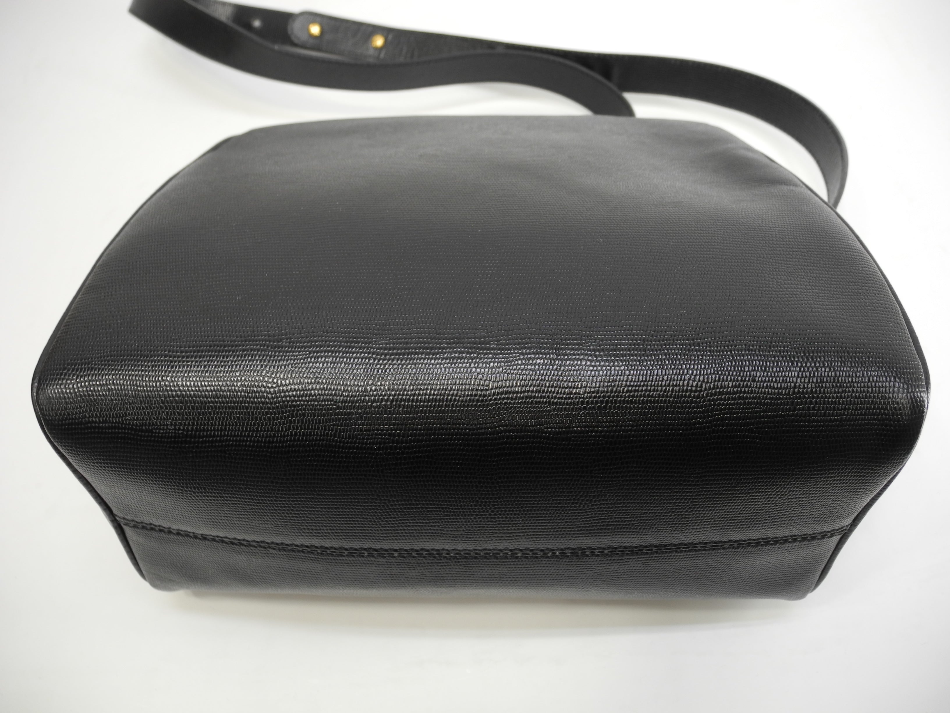 Celine pochette vintage, pelle nera, hardware color oro, logo circolare, raro, eccellenti condizioni @ 15