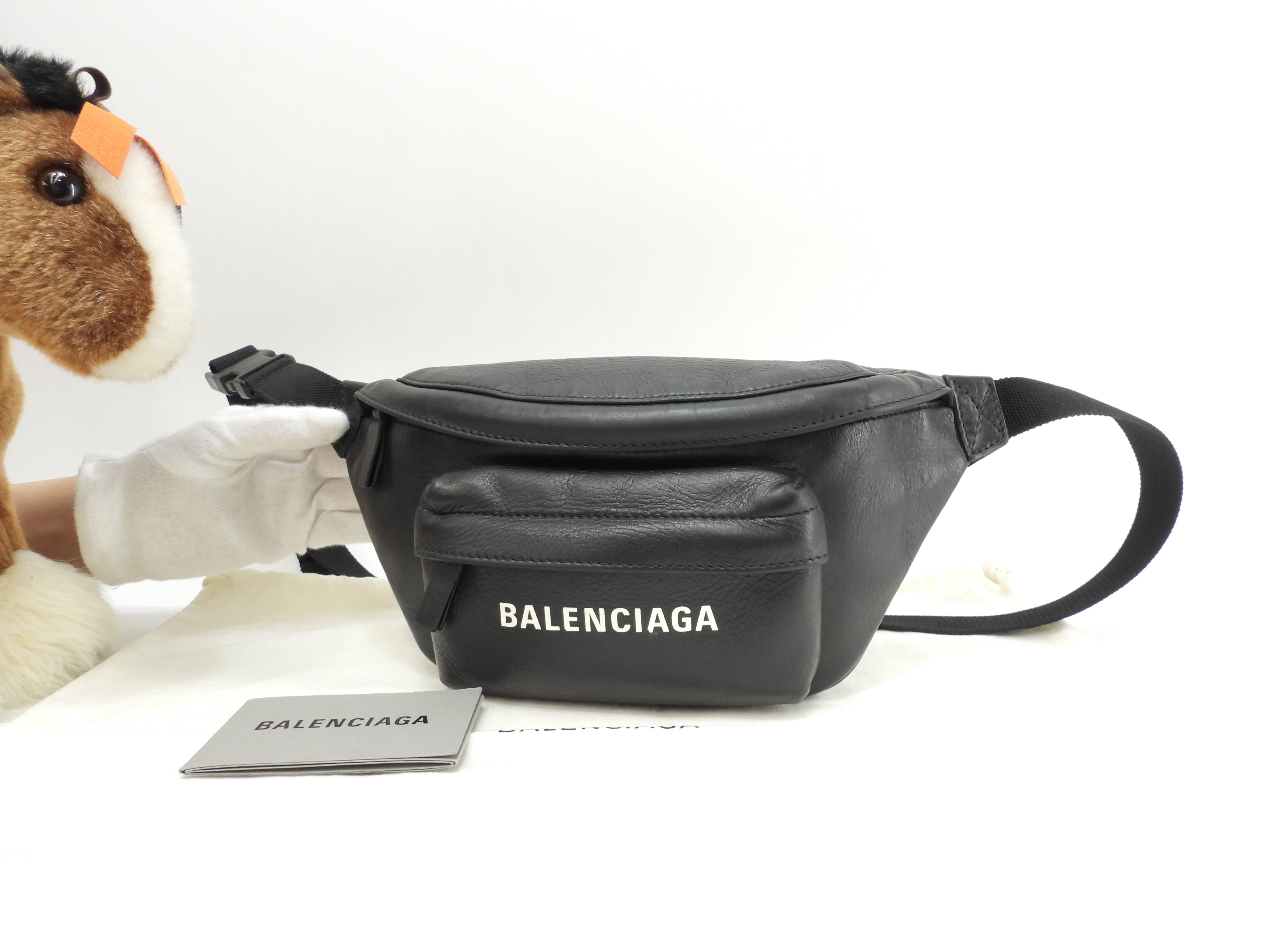 Balenciaga Borsa a tracolla piccola Everyday in pelle intera nera con logo bianco marsupio piccolo @ 45