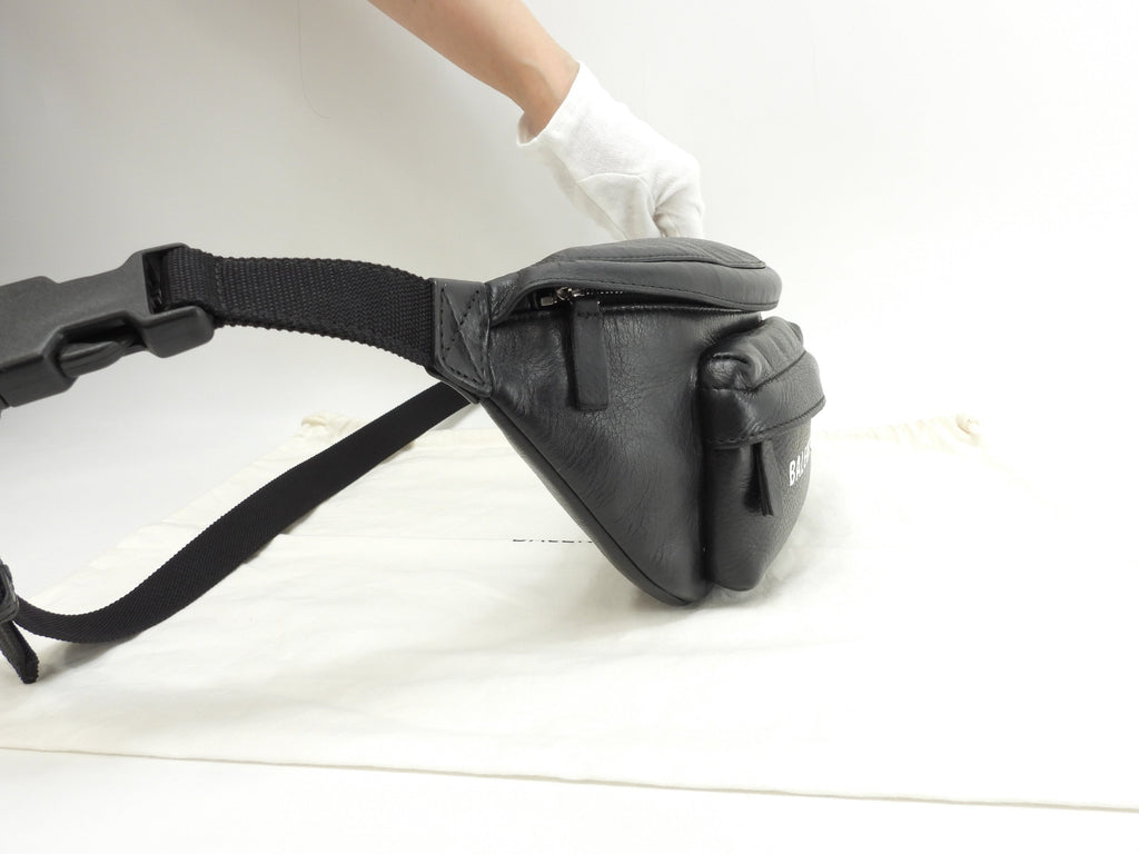 Balenciaga Borsa a tracolla piccola Everyday in pelle intera nera con logo bianco marsupio piccolo @ 45