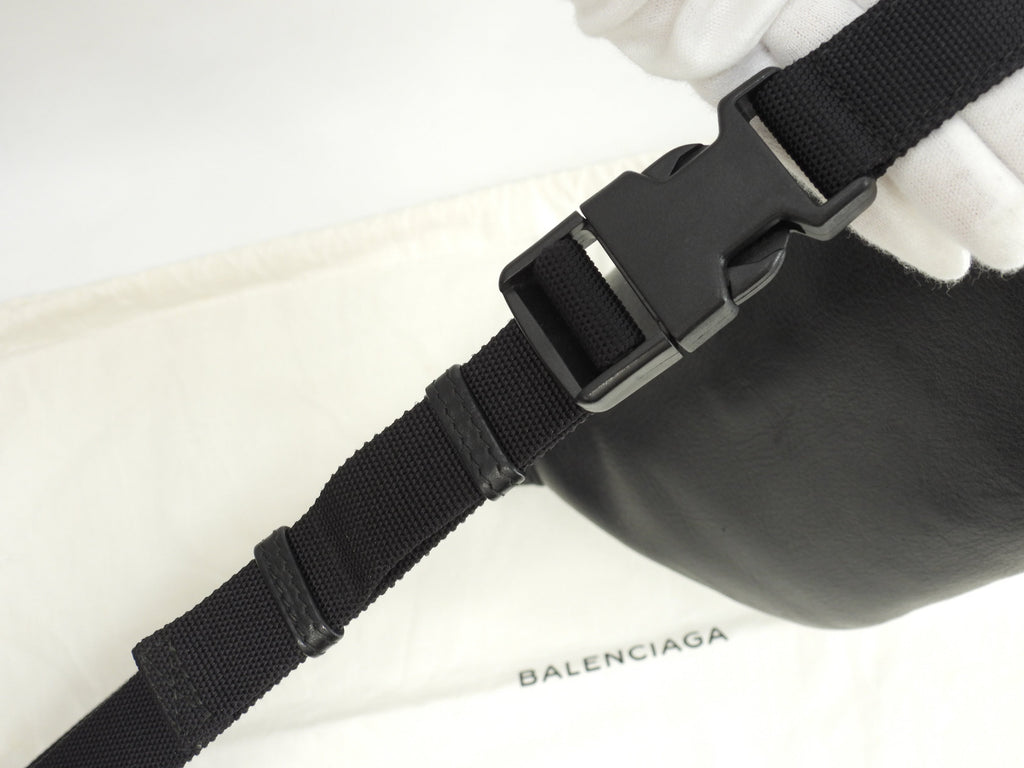 Balenciaga Borsa a tracolla piccola Everyday in pelle intera nera con logo bianco marsupio piccolo @ 45