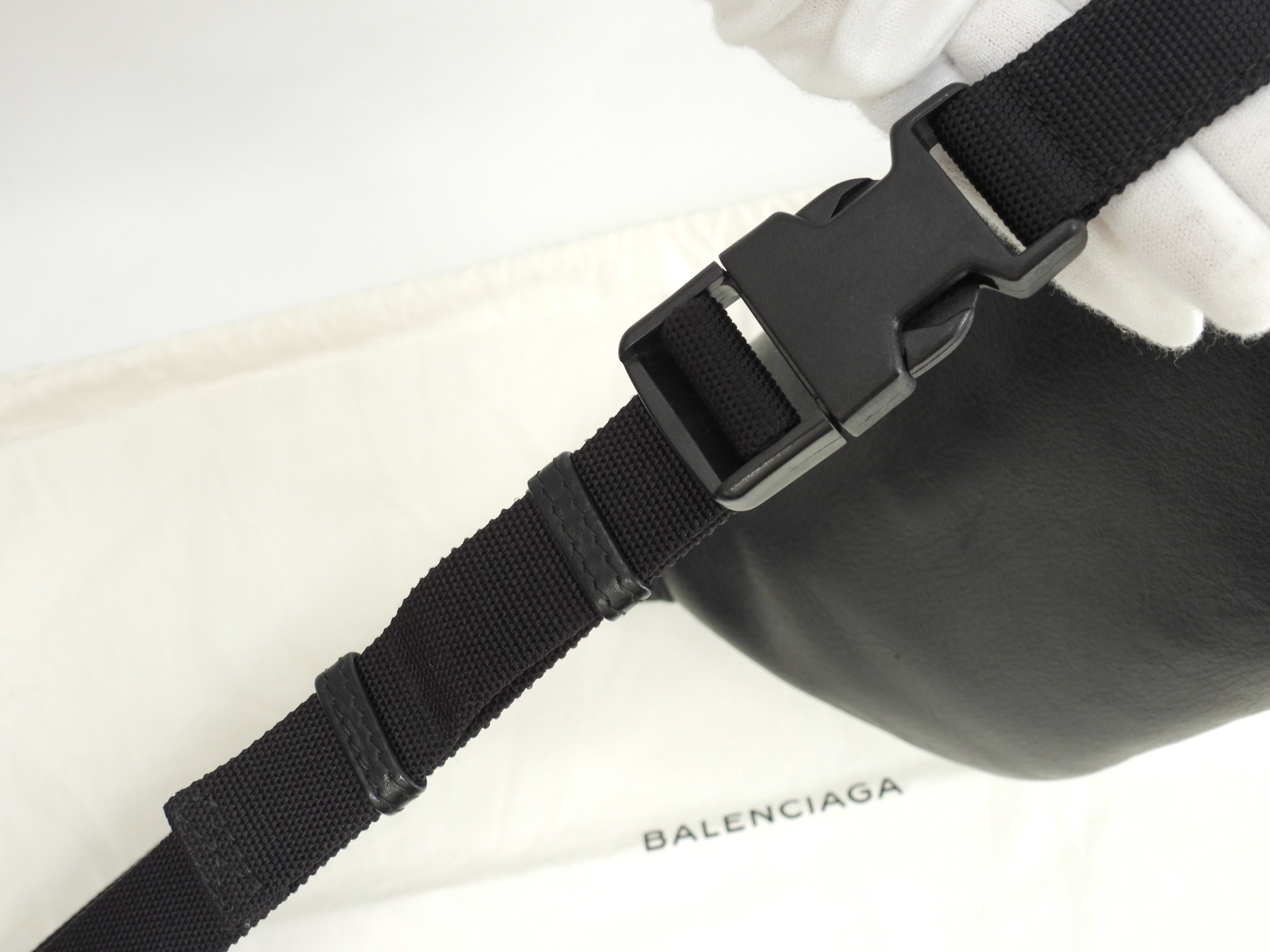 Balenciaga Borsa a tracolla piccola Everyday in pelle intera nera con logo bianco marsupio piccolo @ 45
