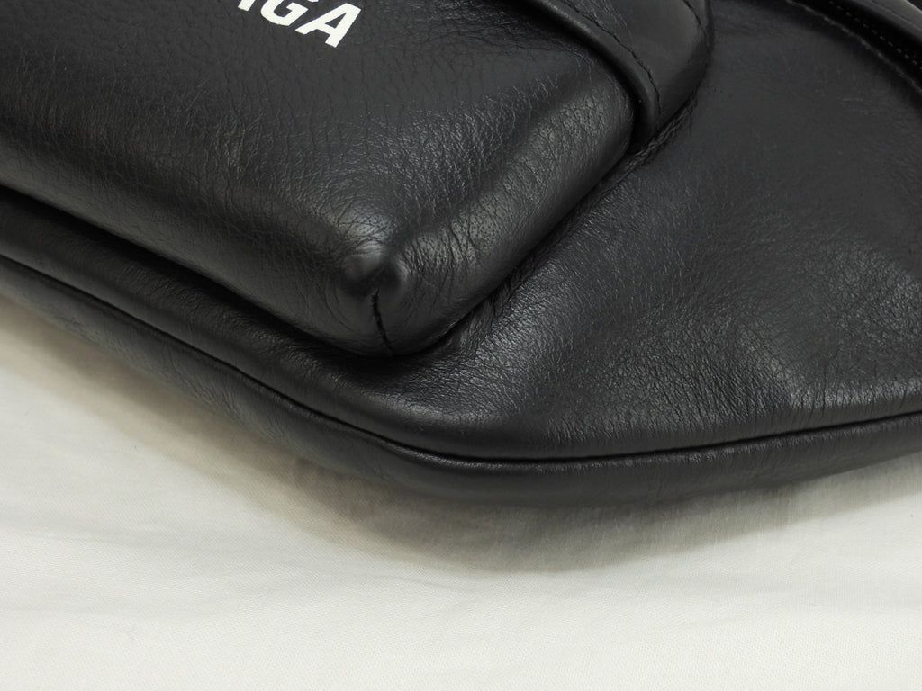 Balenciaga Borsa a tracolla piccola Everyday in pelle intera nera con logo bianco marsupio piccolo @ 45