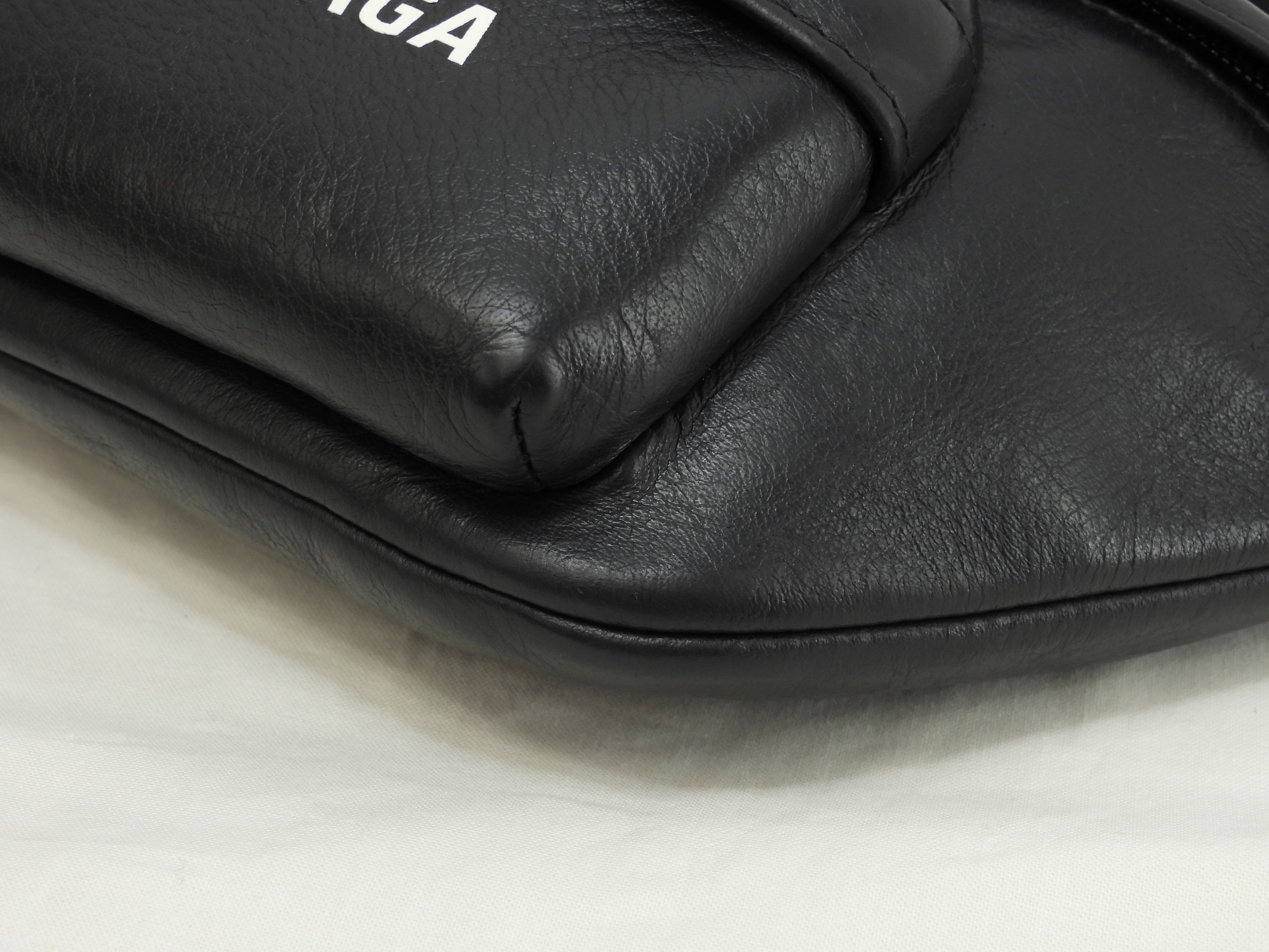 Balenciaga Borsa a tracolla piccola Everyday in pelle intera nera con logo bianco marsupio piccolo @ 45