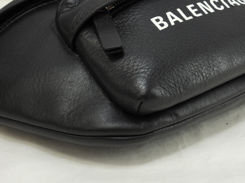 Balenciaga Borsa a tracolla piccola Everyday in pelle intera nera con logo bianco marsupio piccolo @ 45