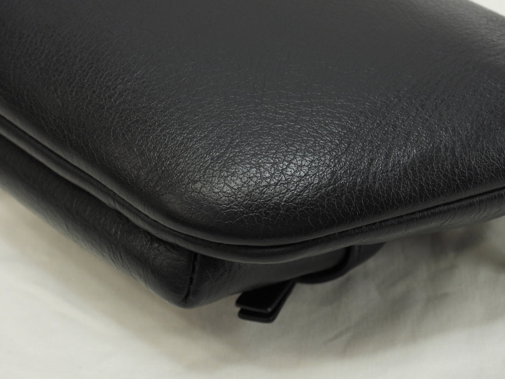 Balenciaga Borsa a tracolla piccola Everyday in pelle intera nera con logo bianco marsupio piccolo @ 45