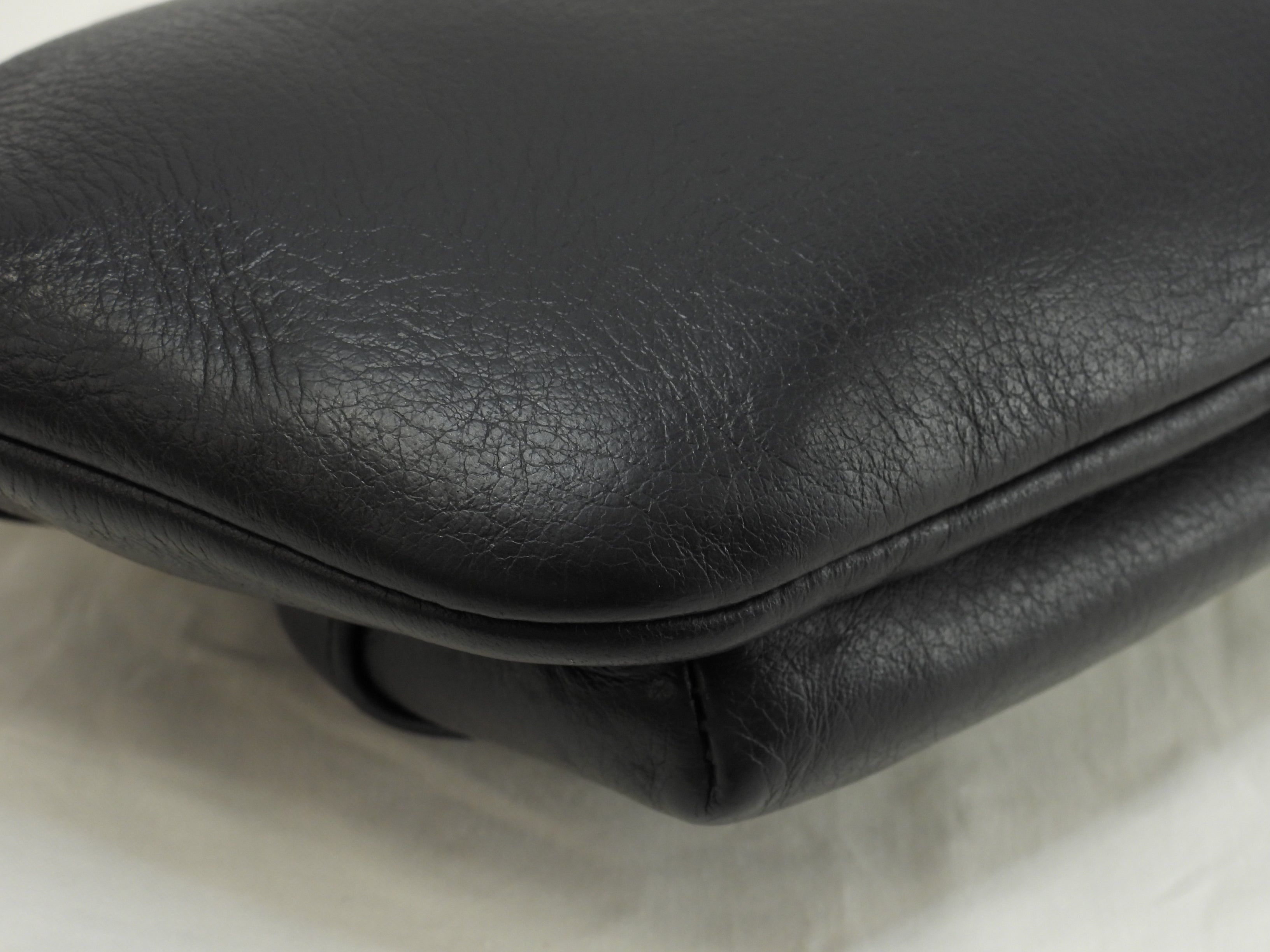 Balenciaga Borsa a tracolla piccola Everyday in pelle intera nera con logo bianco marsupio piccolo @ 45