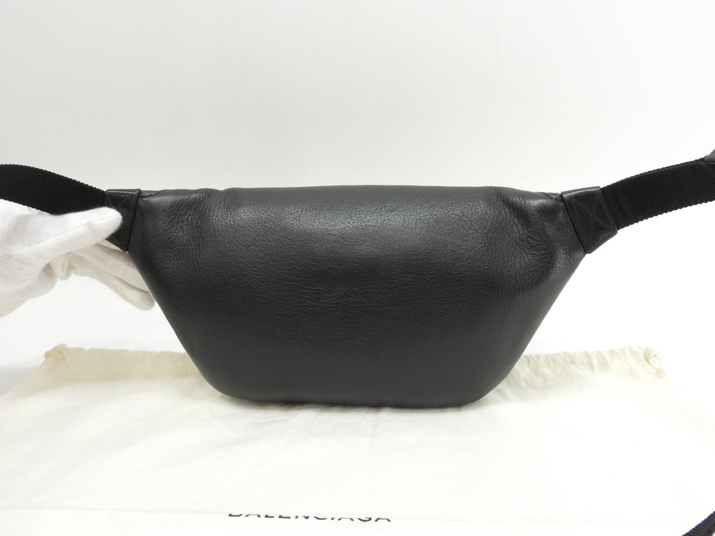Balenciaga Borsa a tracolla piccola Everyday in pelle intera nera con logo bianco marsupio piccolo @ 45