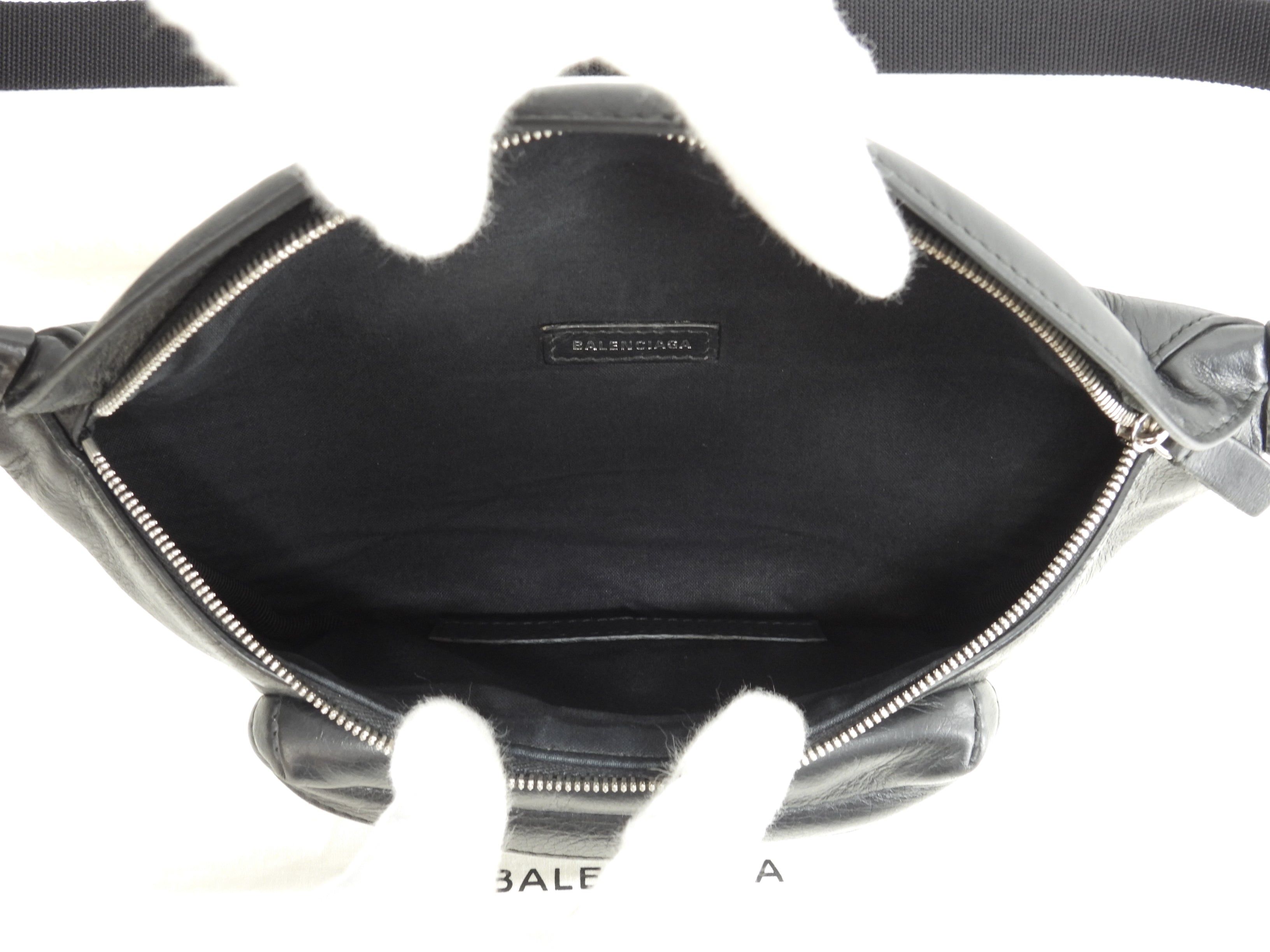 Balenciaga Borsa a tracolla piccola Everyday in pelle intera nera con logo bianco marsupio piccolo @ 45