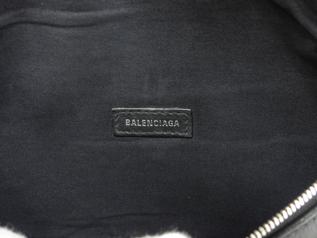 Balenciaga Borsa a tracolla piccola Everyday in pelle intera nera con logo bianco marsupio piccolo @ 45