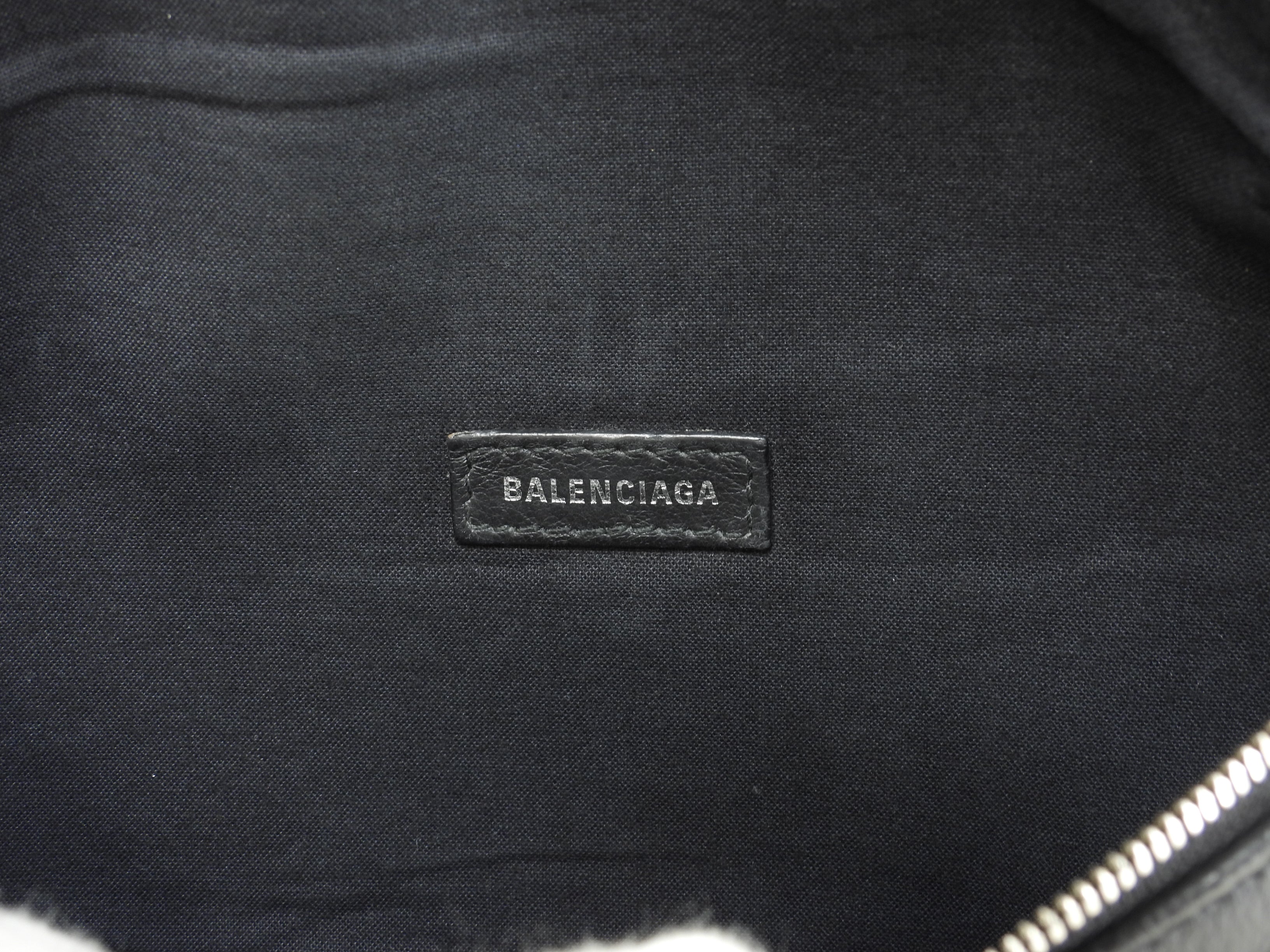 Balenciaga Borsa a tracolla piccola Everyday in pelle intera nera con logo bianco marsupio piccolo @ 45