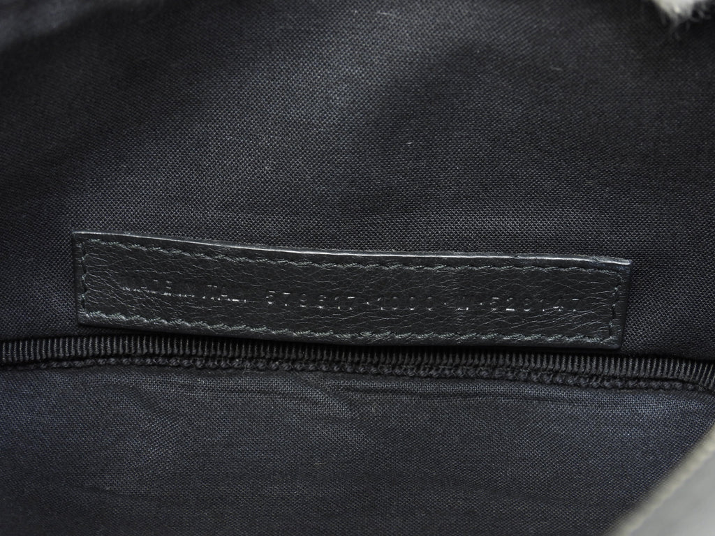 Balenciaga Borsa a tracolla piccola Everyday in pelle intera nera con logo bianco marsupio piccolo @ 45