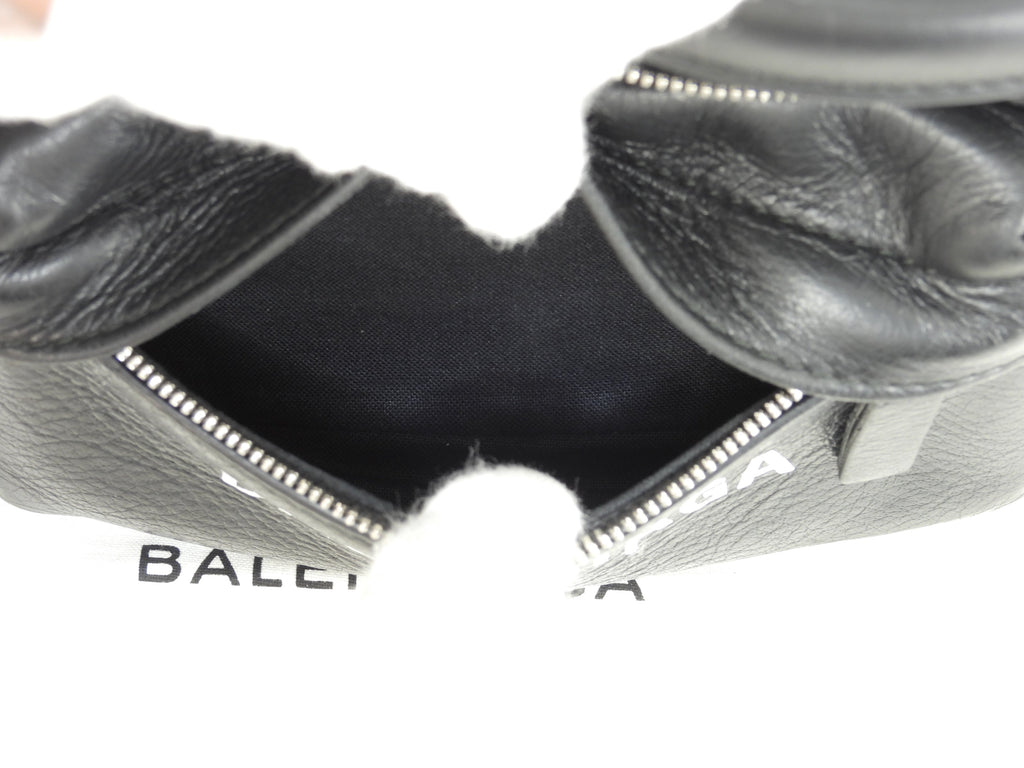 Balenciaga Borsa a tracolla piccola Everyday in pelle intera nera con logo bianco marsupio piccolo @ 45
