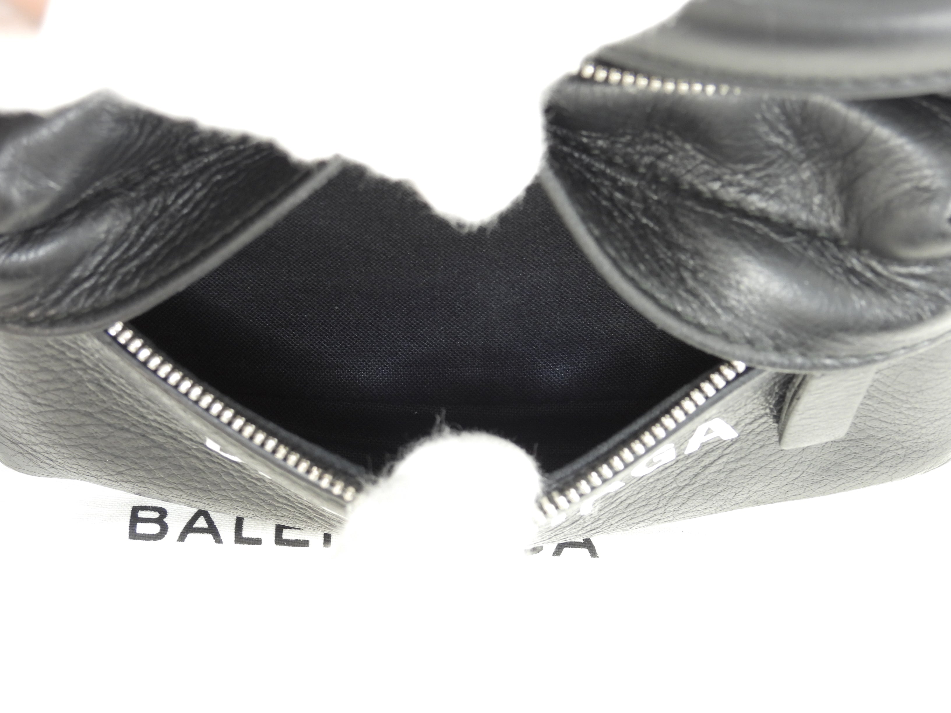 Balenciaga Borsa a tracolla piccola Everyday in pelle intera nera con logo bianco marsupio piccolo @ 45