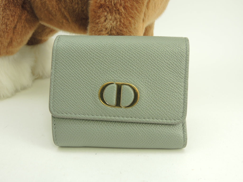 Christian Dior, portafoglio a 3 ante in pelle grigia "Caro", portafoglio compatto @46-MA-0261