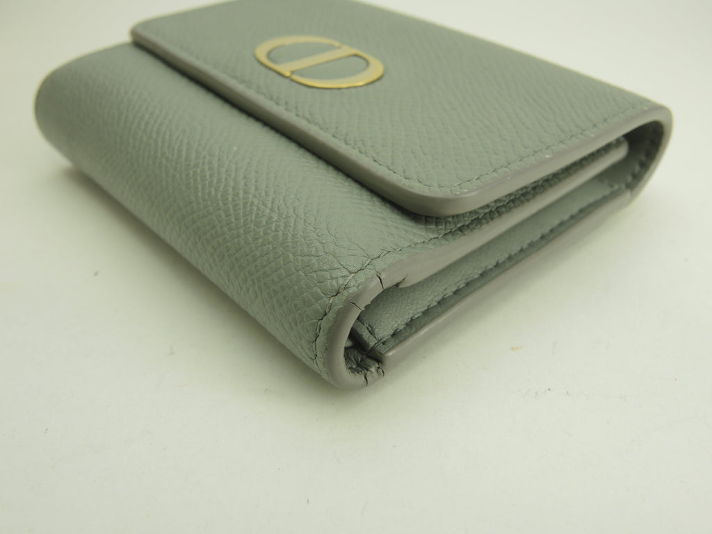 Christian Dior, portafoglio a 3 ante in pelle grigia "Caro", portafoglio compatto @46-MA-0261
