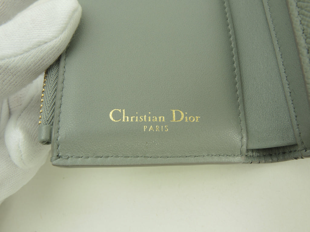 Christian Dior, portafoglio a 3 ante in pelle grigia "Caro", portafoglio compatto @46-MA-0261