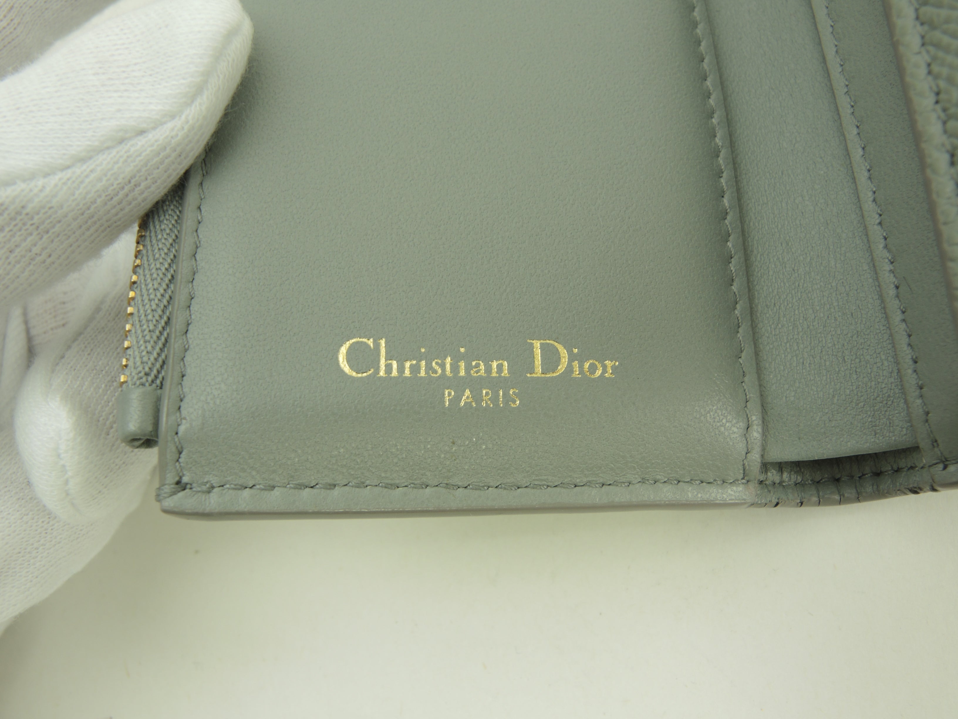 Christian Dior, portafoglio a 3 ante in pelle grigia "Caro", portafoglio compatto @46-MA-0261