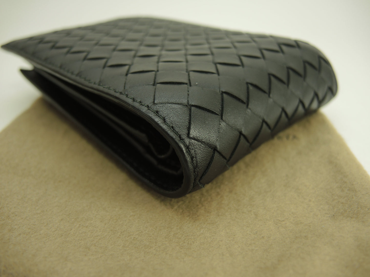 Bottega Veneta, portafoglio a due ante, pelle nera intrecciata, portafoglio compatto @B02598050U
