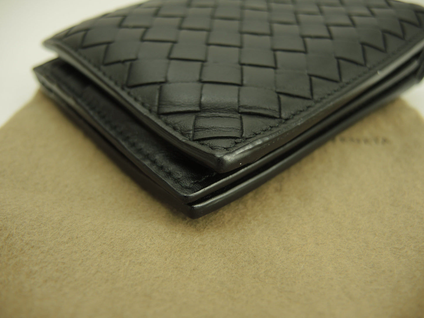 Bottega Veneta, portafoglio a due ante, pelle nera intrecciata, portafoglio compatto @B02598050U