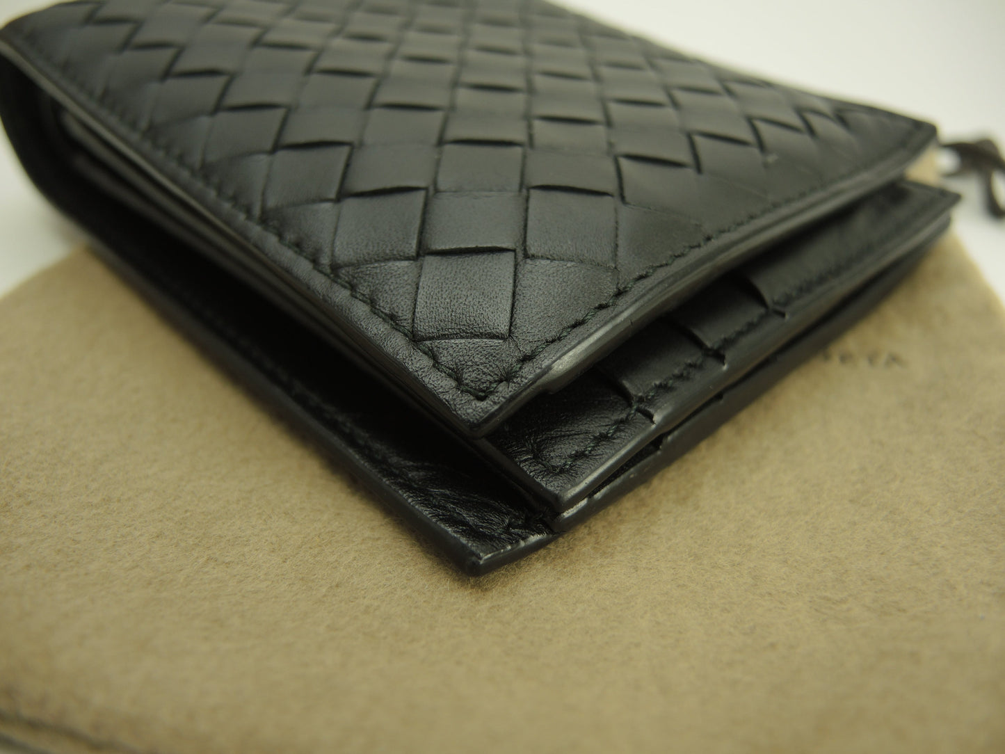 Bottega Veneta, portafoglio a due ante, pelle nera intrecciata, portafoglio compatto @B02598050U