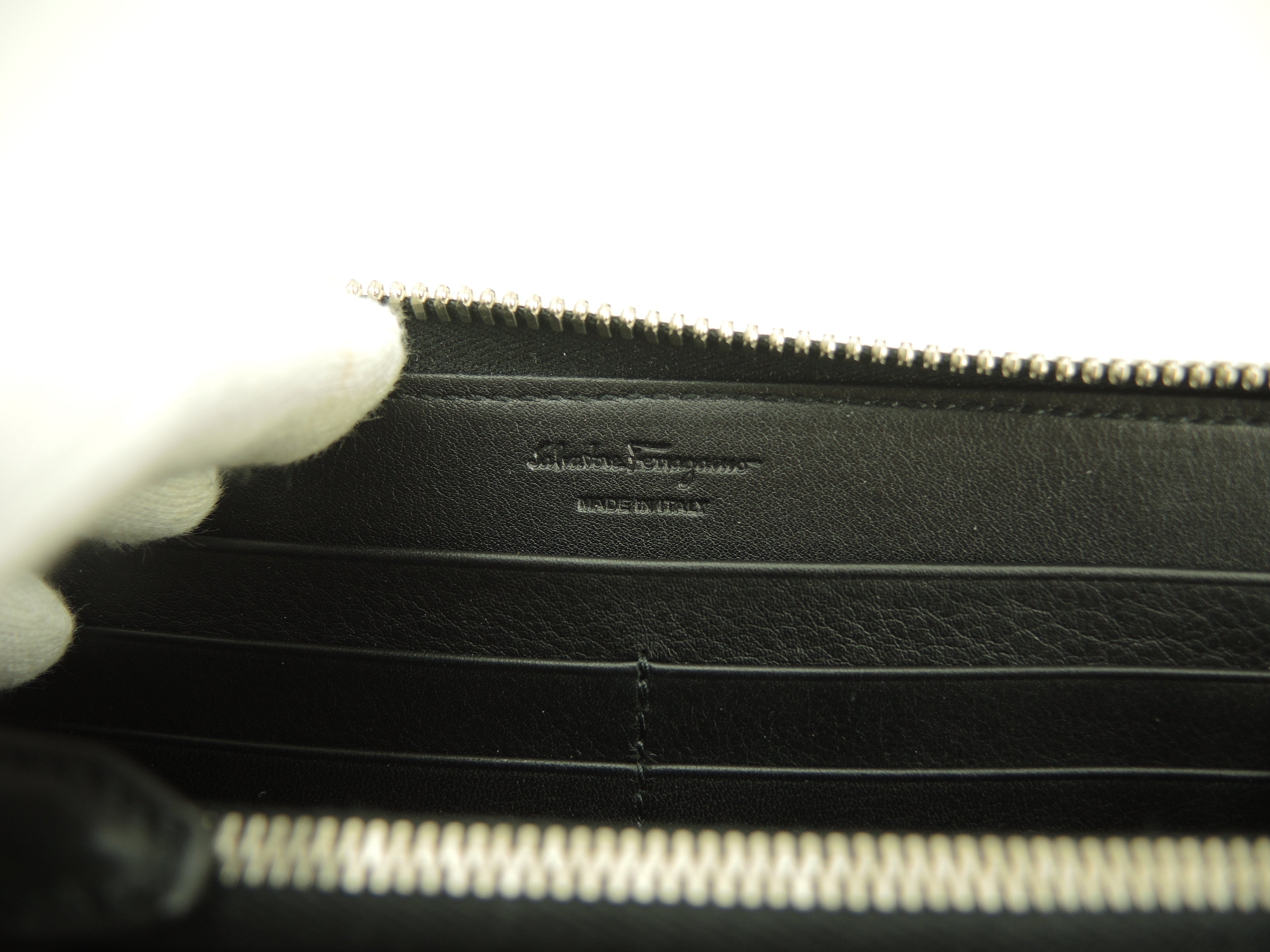 Salvatore Ferragamo Portafoglio lungo Gancini in pelle nera Nuovo @IY-66A649