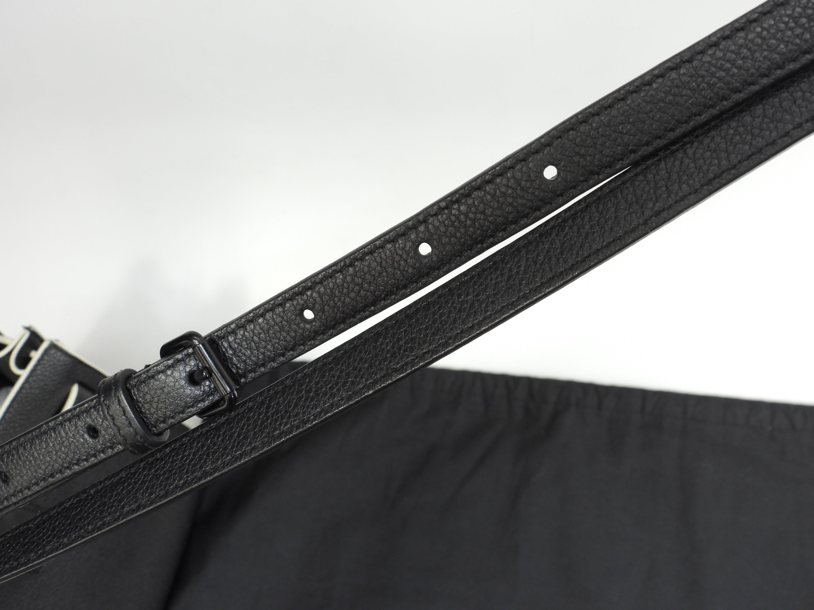 Borsa a mano Saint Laurent Sac de Jour Baby YSL in pelle bianco e nero con tracolla, come nuova @ 88