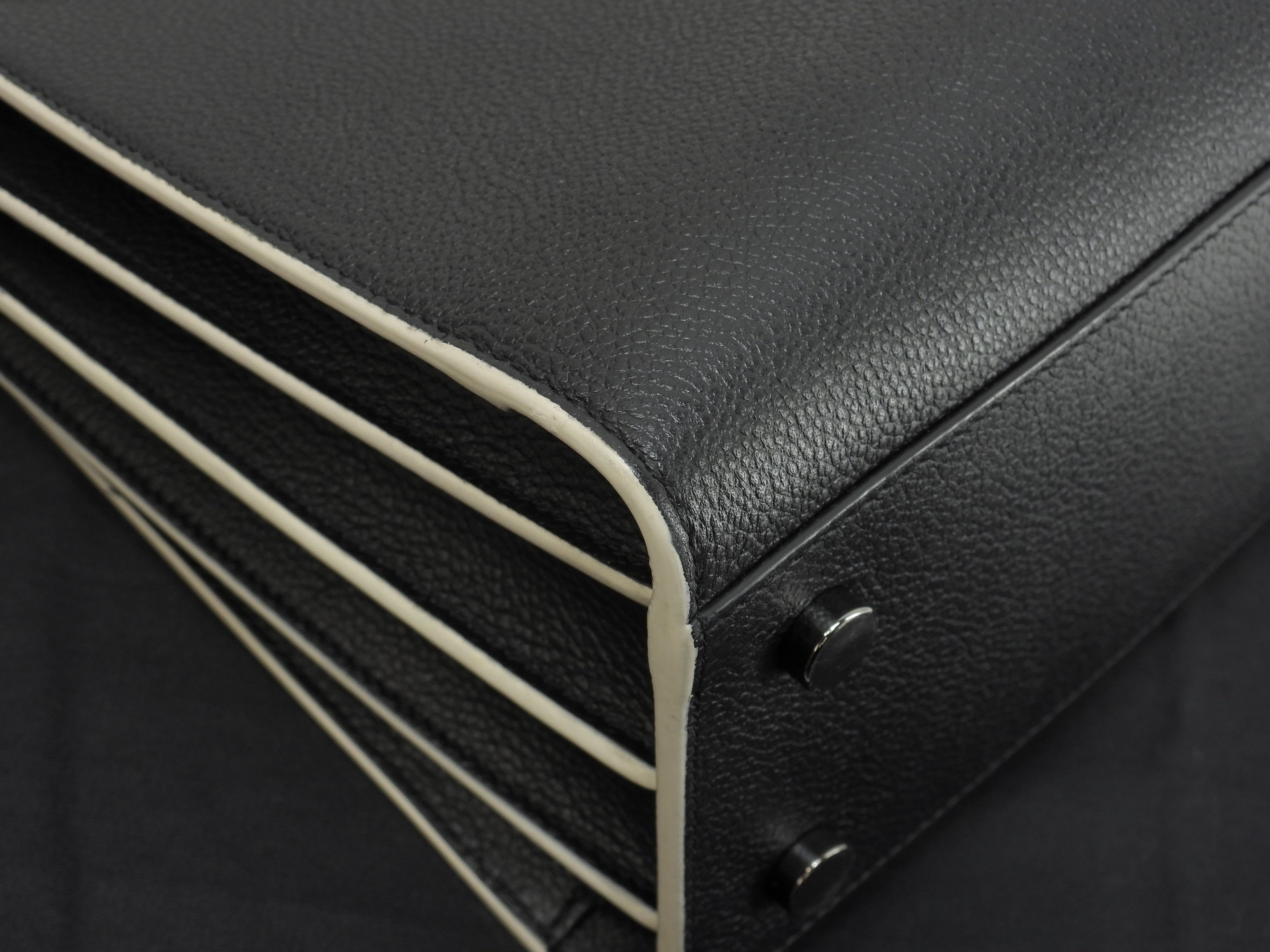 Borsa a mano Saint Laurent Sac de Jour Baby YSL in pelle bianco e nero con tracolla, come nuova @ 88