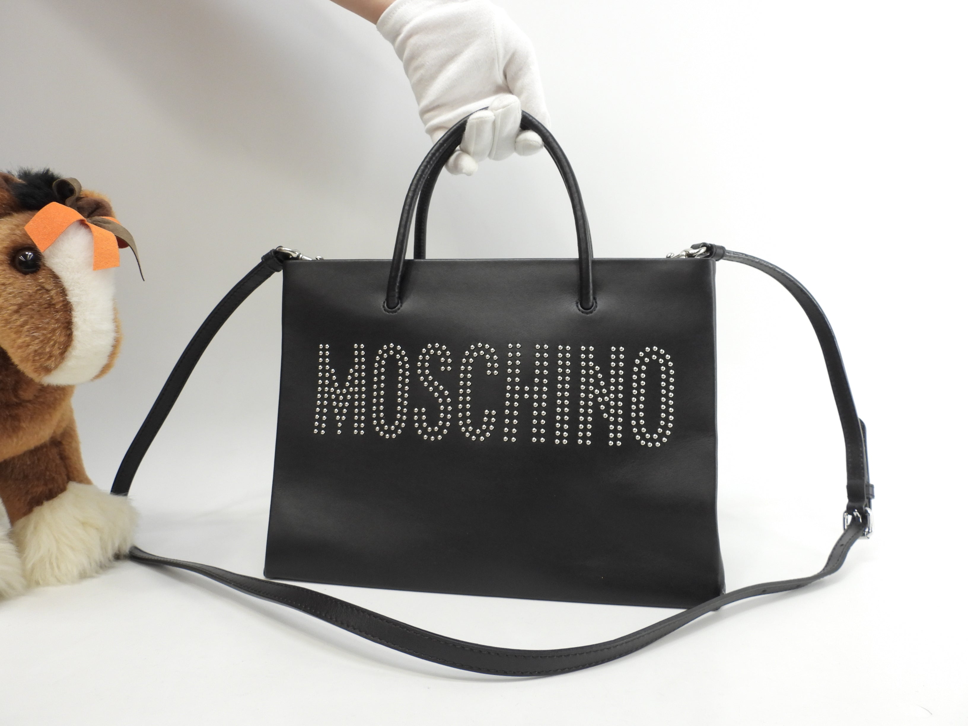Moschino borsa shopper piccola in pelle nera con logo borchiato e tracolla, tote, @1
