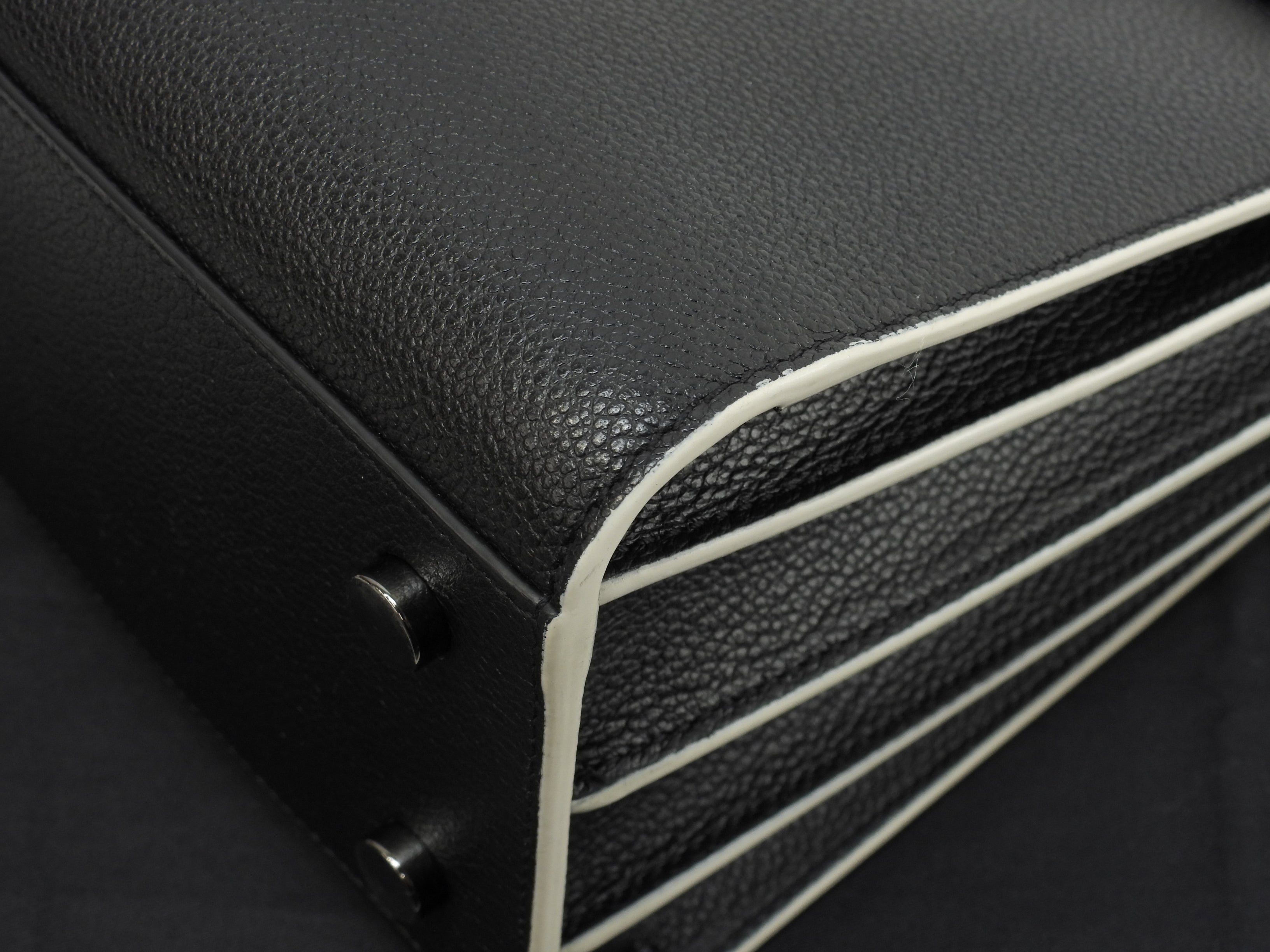 Borsa a mano Saint Laurent Sac de Jour Baby YSL in pelle bianco e nero con tracolla, come nuova @ 88