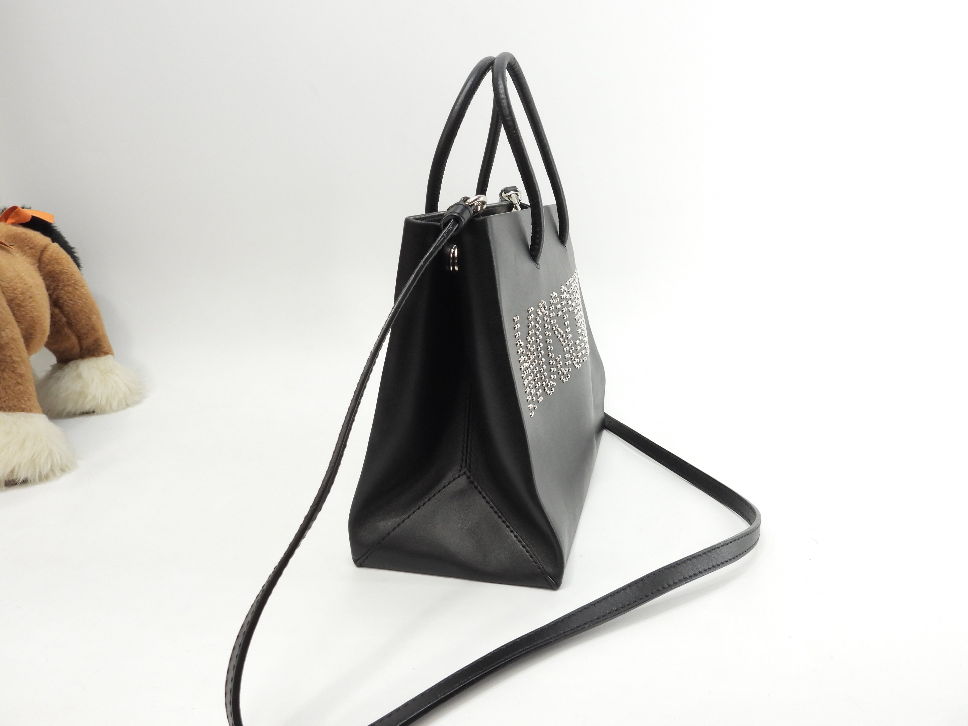 Moschino borsa shopper piccola in pelle nera con logo borchiato e tracolla, tote, @1