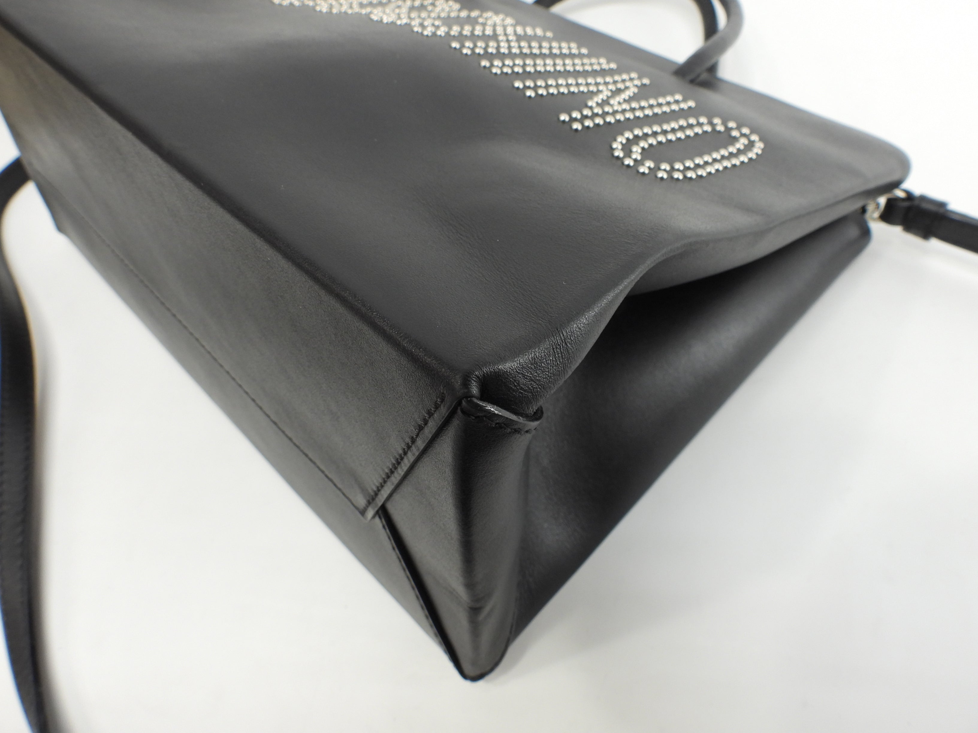 Moschino borsa shopper piccola in pelle nera con logo borchiato e tracolla, tote, @1