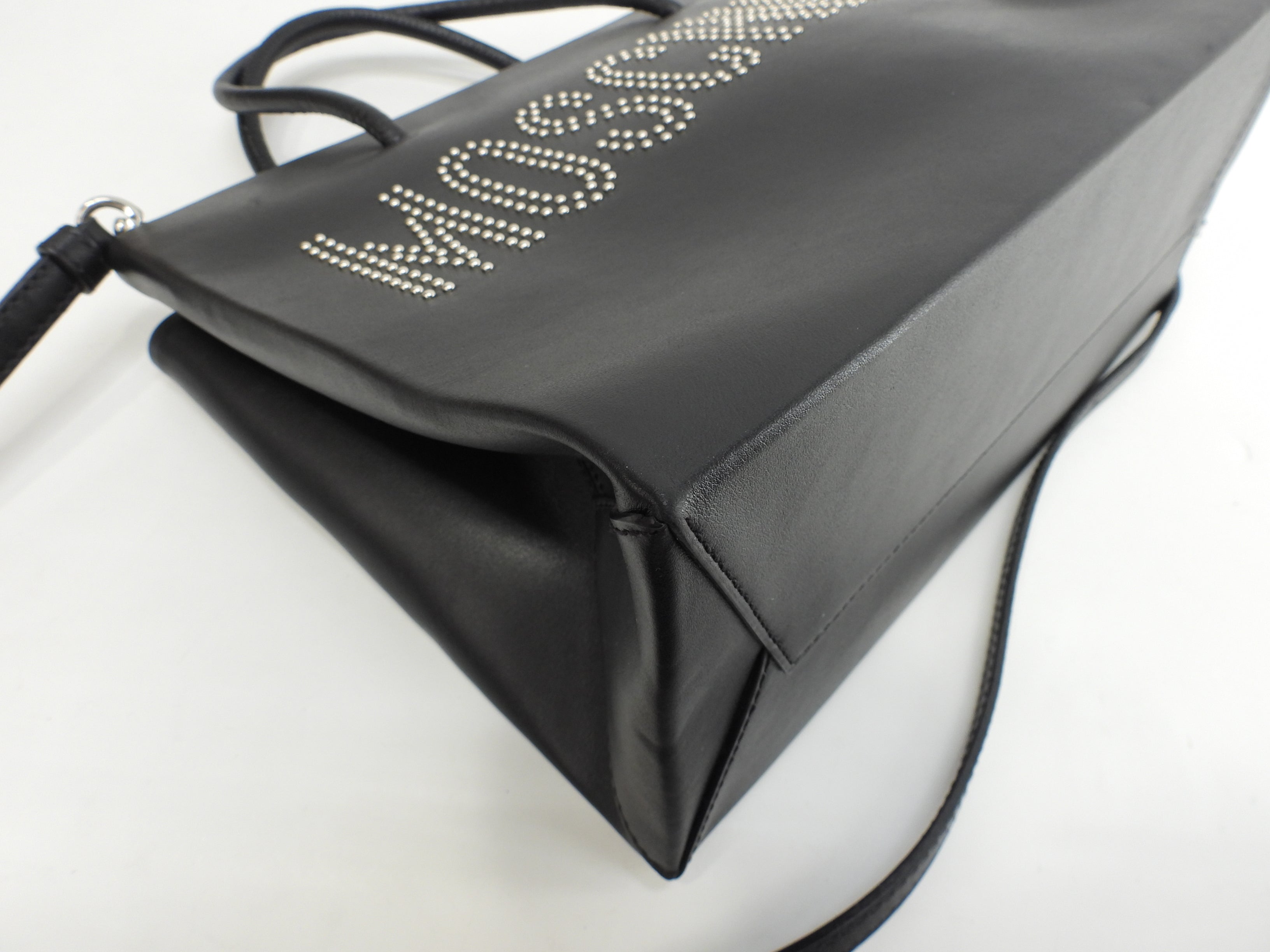 Moschino borsa shopper piccola in pelle nera con logo borchiato e tracolla, tote, @1