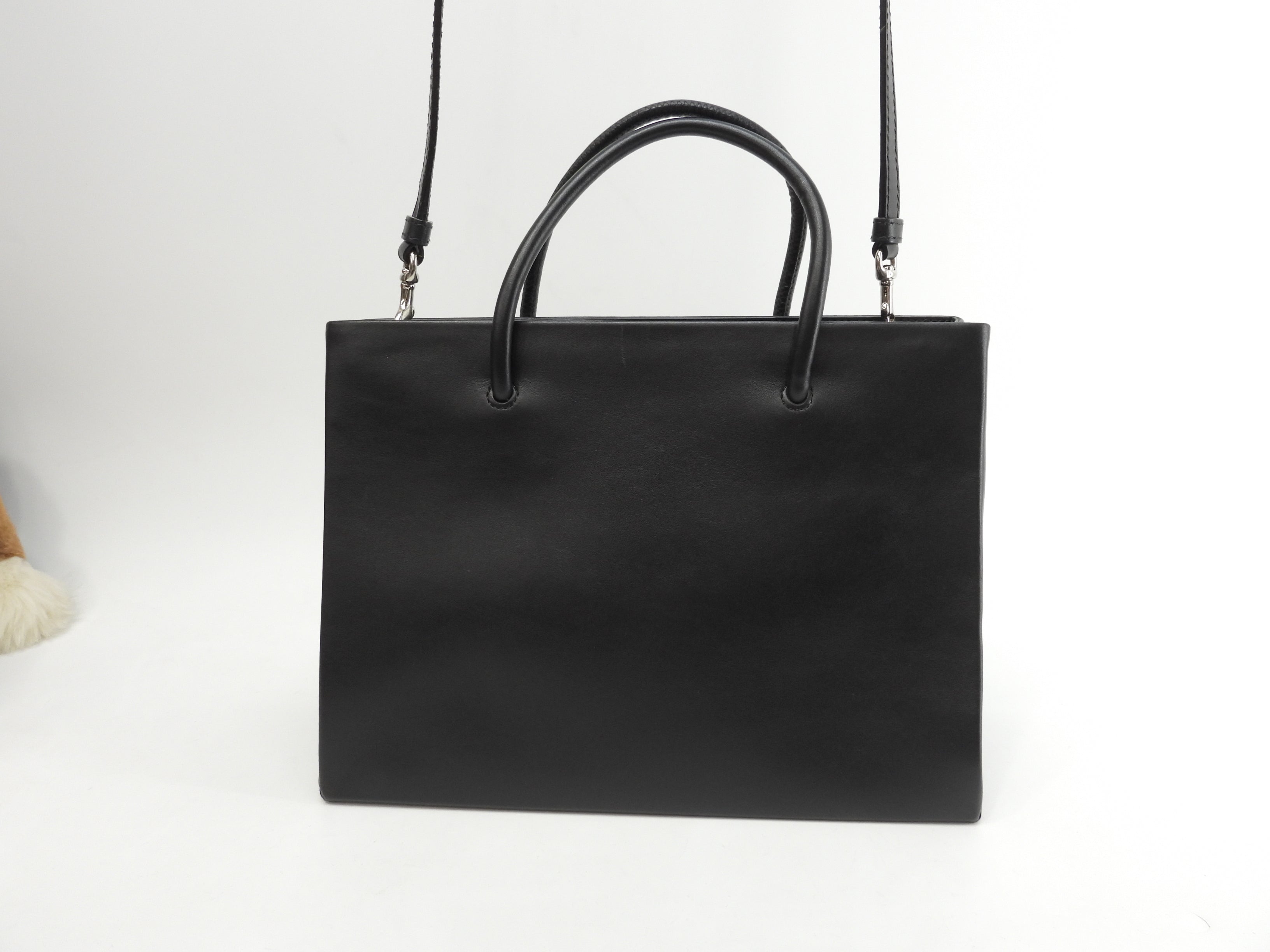 Moschino borsa shopper piccola in pelle nera con logo borchiato e tracolla, tote, @1