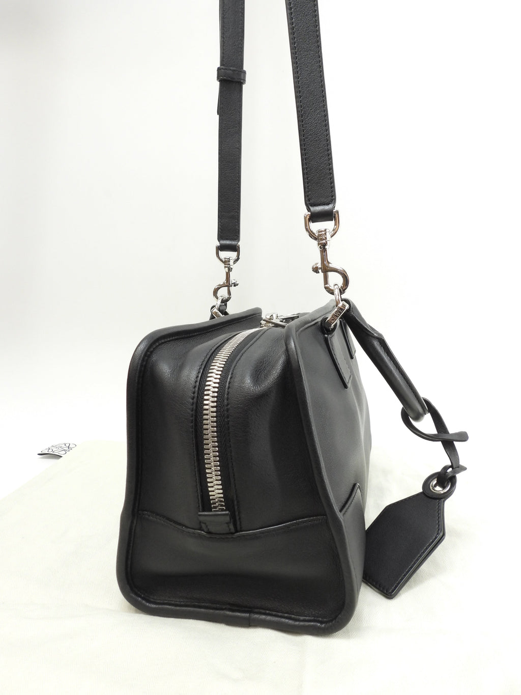 LOEWE Amazona 28 con tracolla in pelle liscia nera borsa a mano hardware argento in condizioni eccellenti@471705
