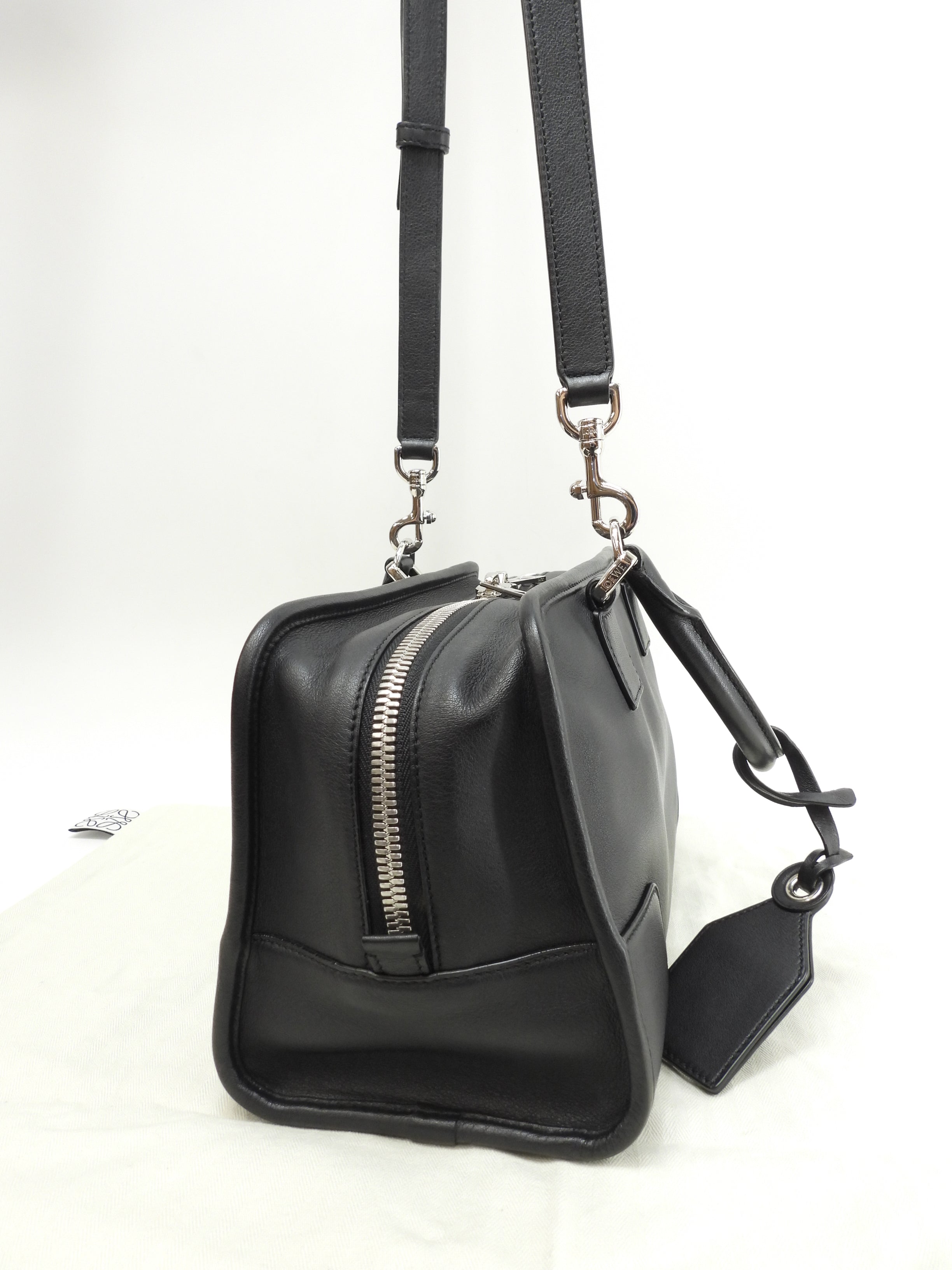 LOEWE Amazona 28 con tracolla in pelle liscia nera borsa a mano hardware argento in condizioni eccellenti@471705
