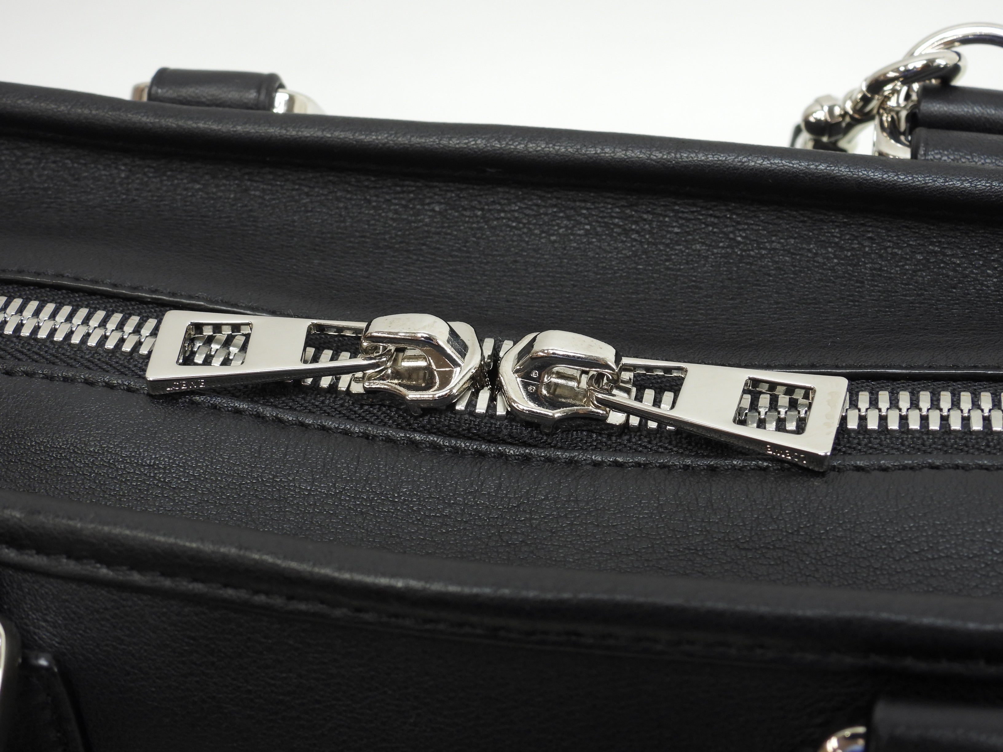LOEWE Amazona 28 con tracolla in pelle liscia nera borsa a mano hardware argento in condizioni eccellenti@471705