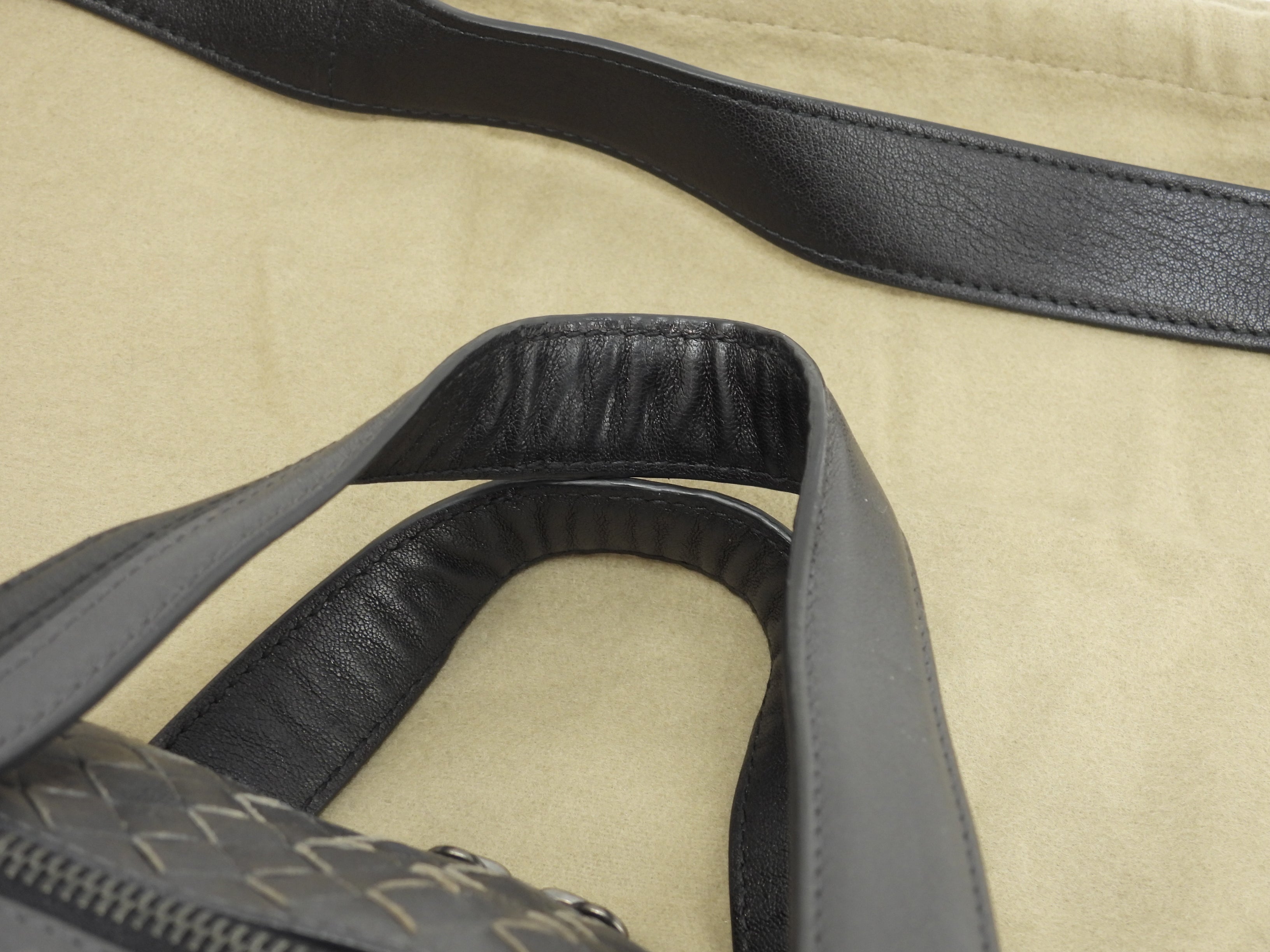 Bottega Veneta ventiquattrore con tracolla in pelle Intrecciato grigio-nera portadocumenti @B03641856K