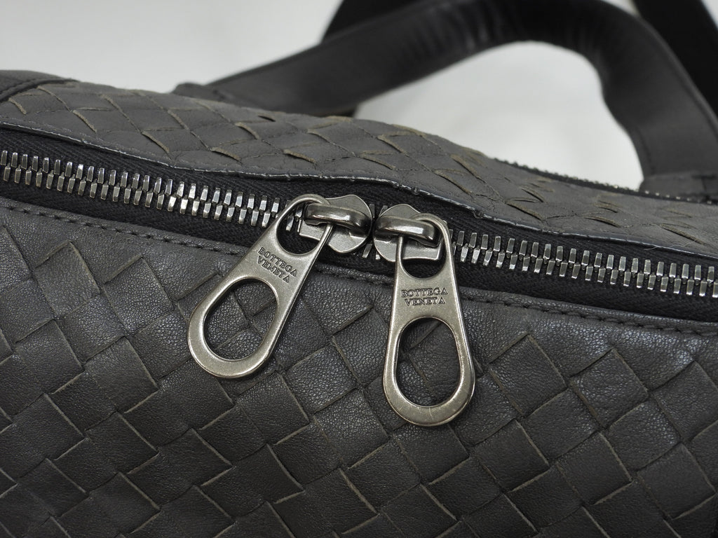 Bottega Veneta ventiquattrore con tracolla in pelle Intrecciato grigio-nera portadocumenti @B03641856K