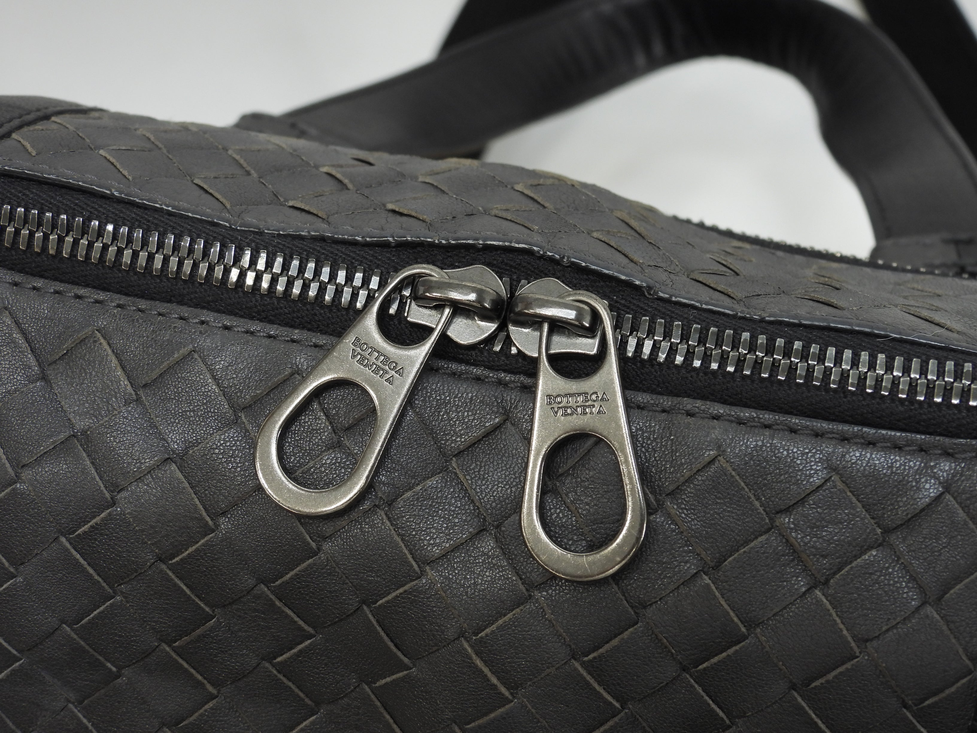 Bottega Veneta ventiquattrore con tracolla in pelle Intrecciato grigio-nera portadocumenti @B03641856K