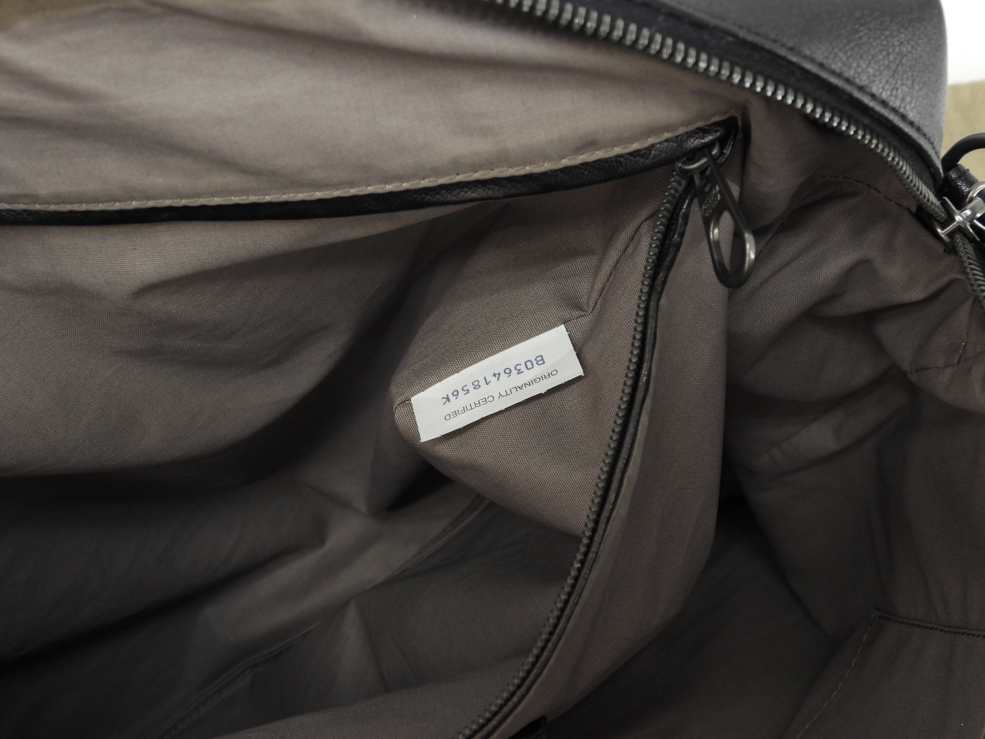 Bottega Veneta ventiquattrore con tracolla in pelle Intrecciato grigio-nera portadocumenti @B03641856K