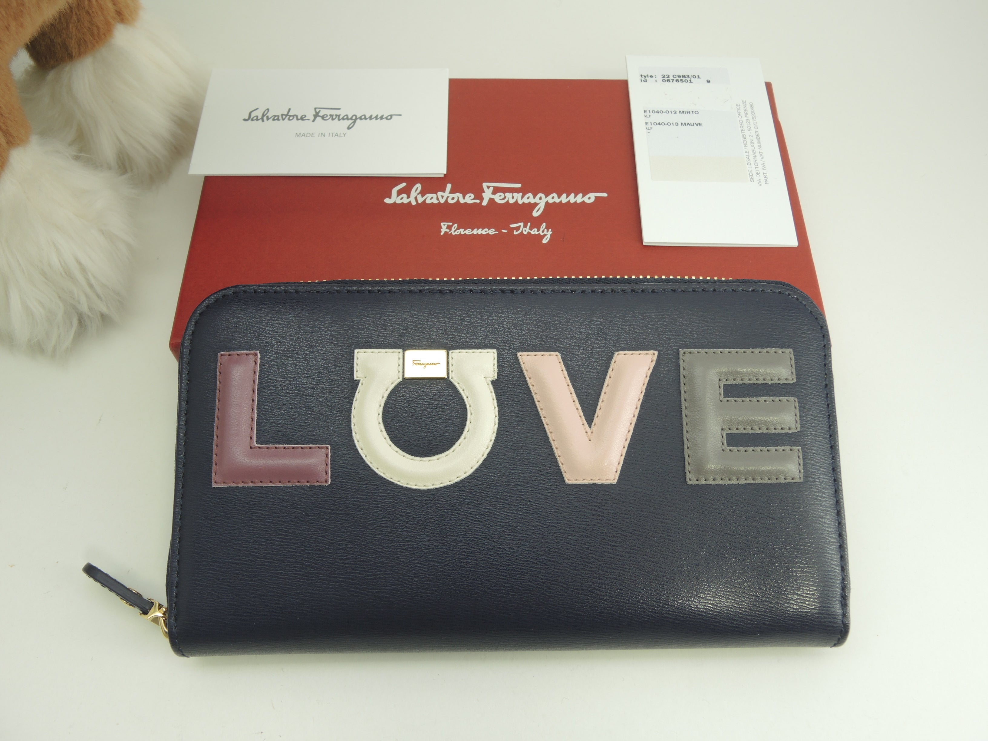 Salvatore Ferragamo Portafoglio lungo LOVE Gancini in pelle blu navy con cerniera, mai usato@ 1