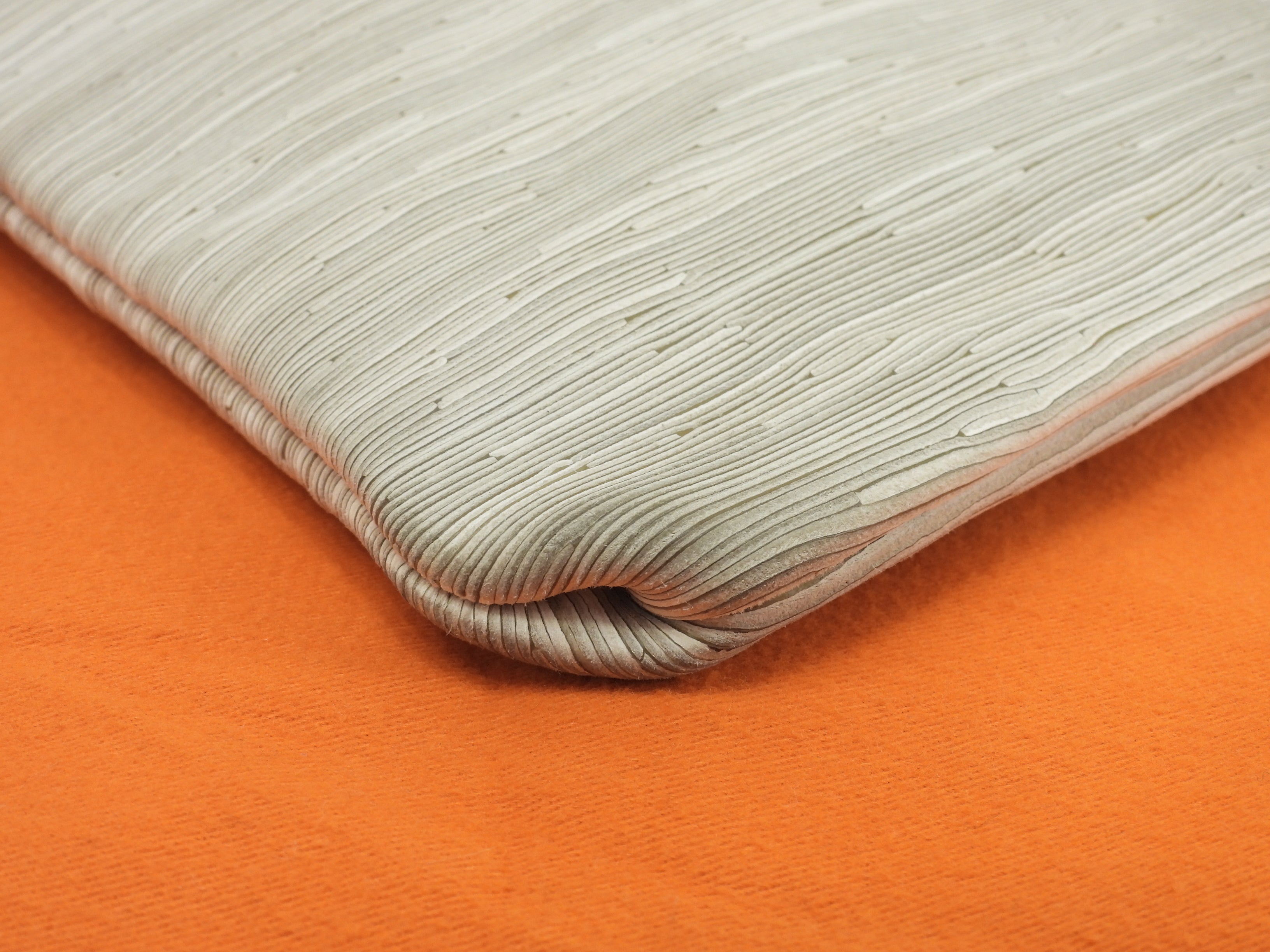 Hermès Pillow Vibrato Leather Grigio Chiaro Pochette Borsa a tracolla @□D 2