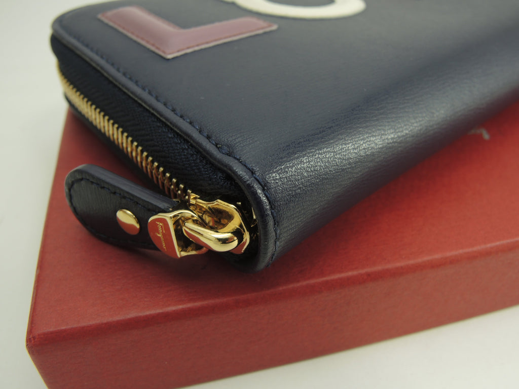 Salvatore Ferragamo Portafoglio lungo LOVE Gancini in pelle blu navy con cerniera, mai usato@ 1
