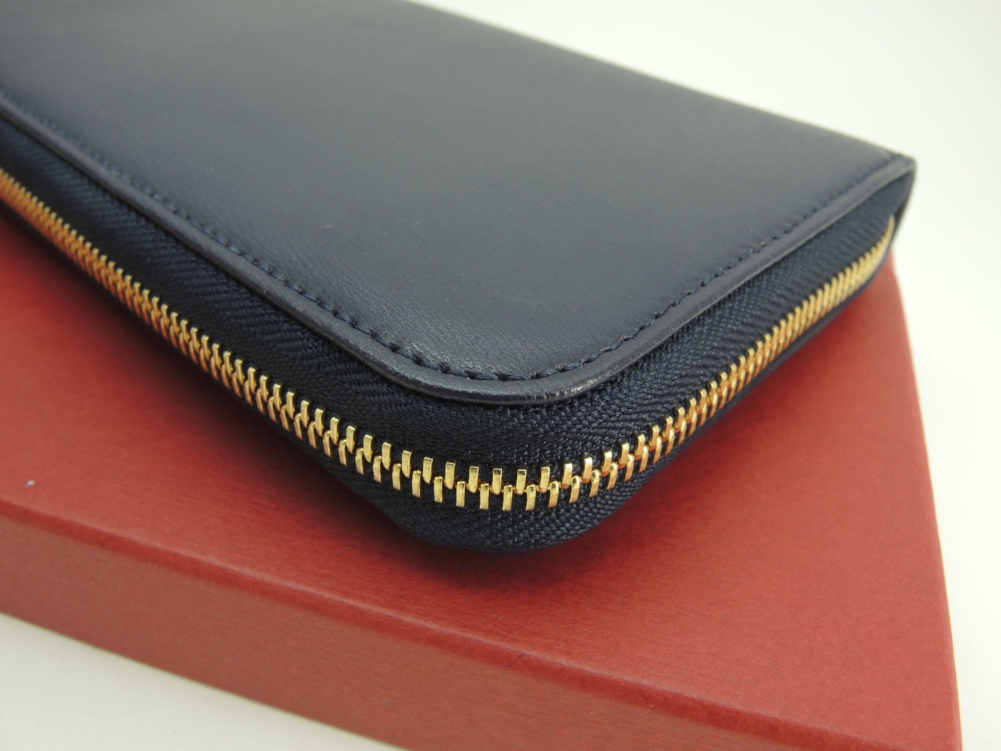 Salvatore Ferragamo Portafoglio lungo LOVE Gancini in pelle blu navy con cerniera, mai usato@ 1