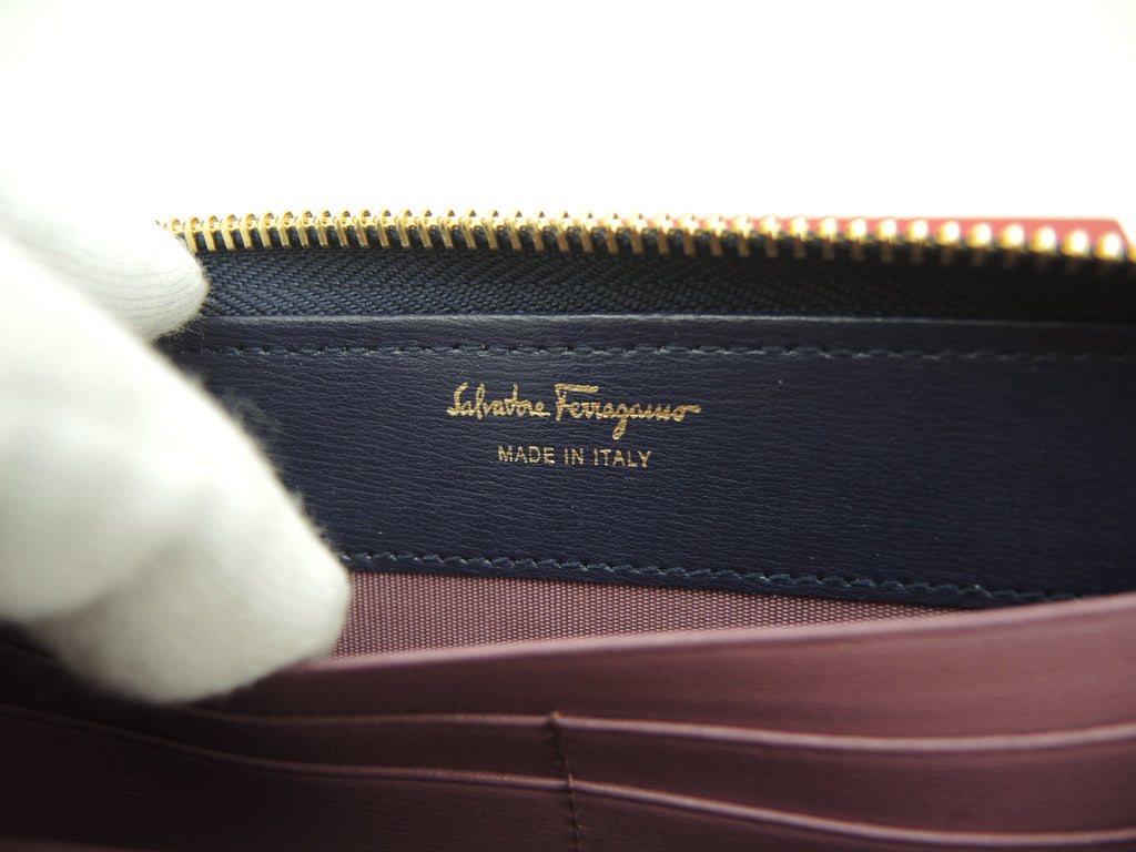 Salvatore Ferragamo Portafoglio lungo LOVE Gancini in pelle blu navy con cerniera, mai usato@ 1