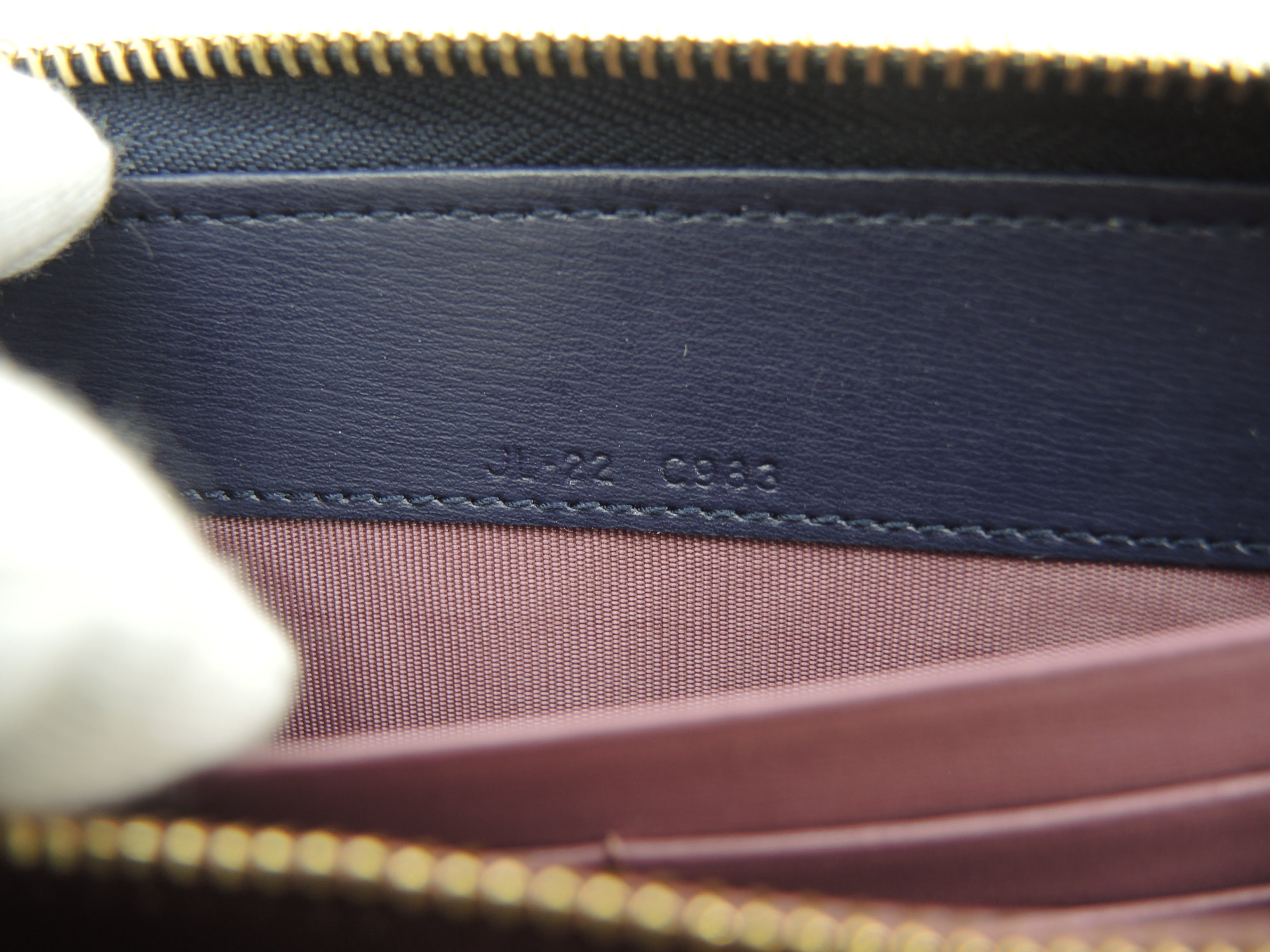 Salvatore Ferragamo Portafoglio lungo LOVE Gancini in pelle blu navy con cerniera, mai usato@ 1