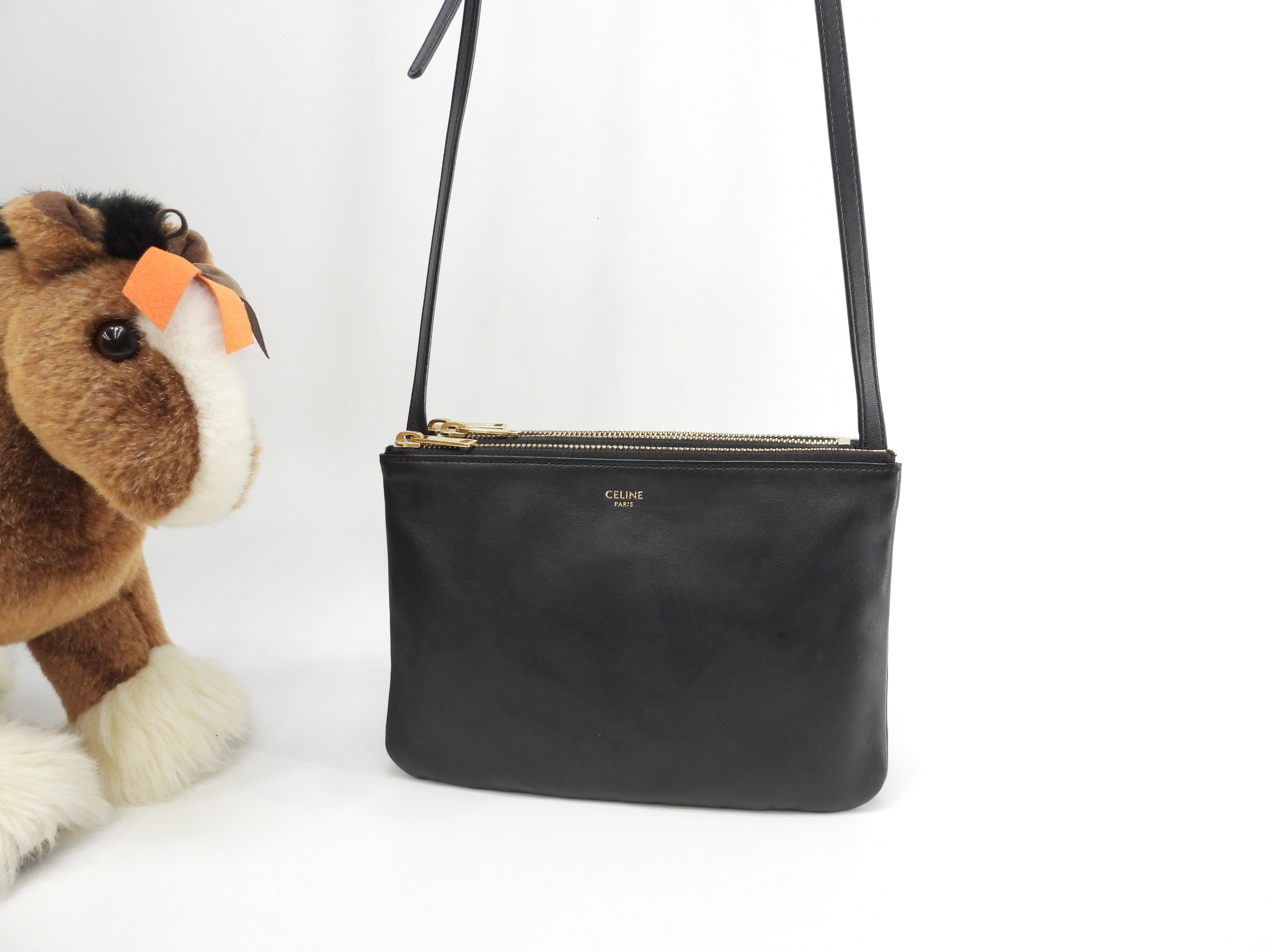 Celine Trio Small in pelle nera con hardware dorato, pochette a tracolla @U-AT-0189