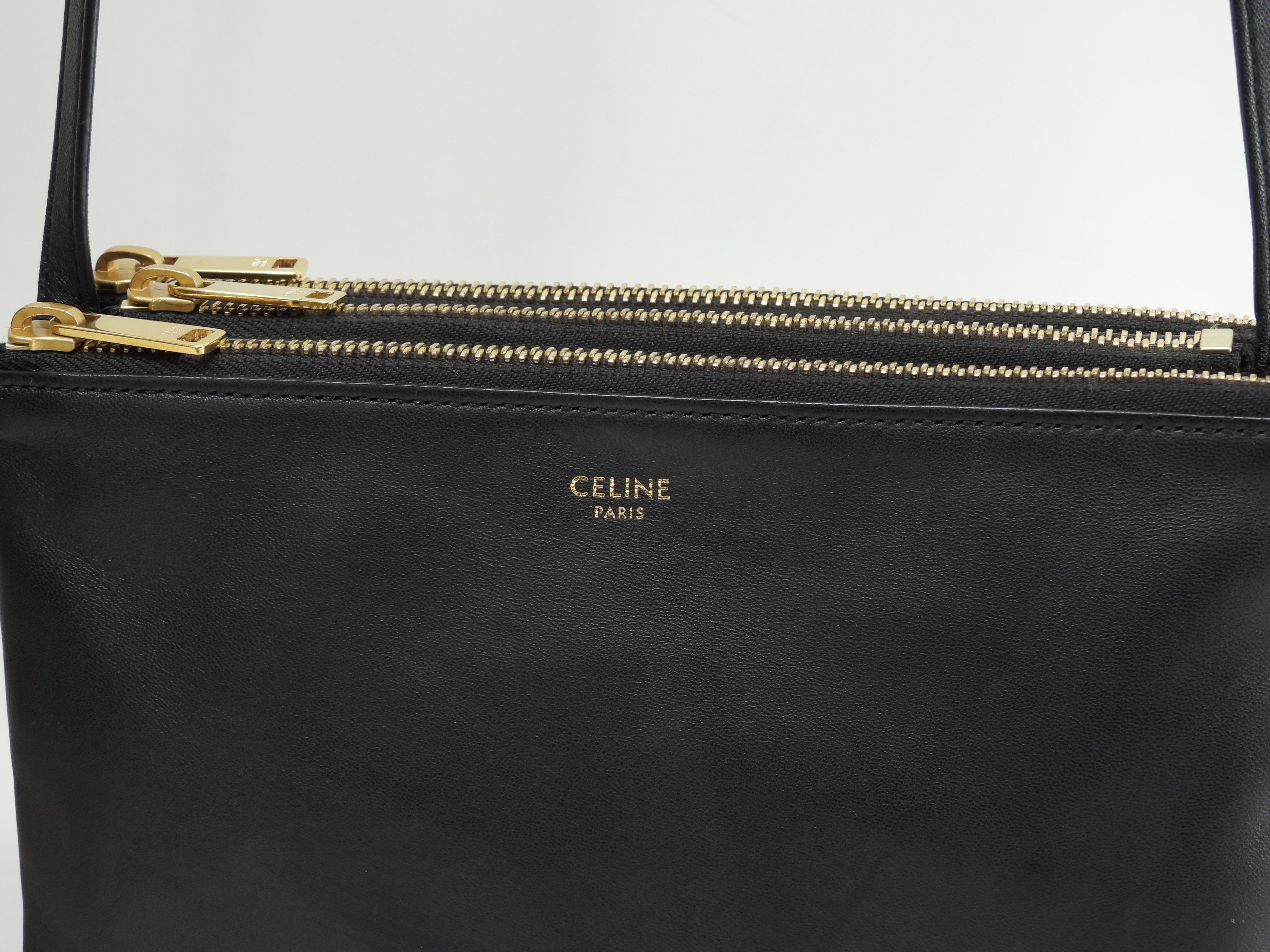 Celine Trio Small in pelle nera con hardware dorato, pochette a tracolla @U-AT-0189