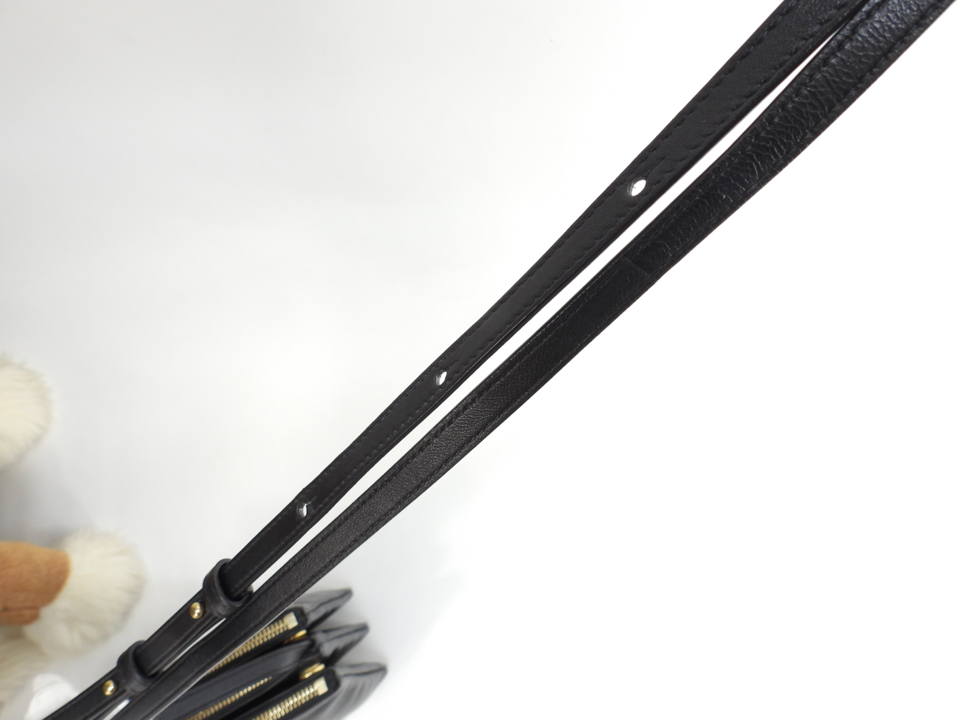 Celine Trio Small in pelle nera con hardware dorato, pochette a tracolla @U-AT-0189